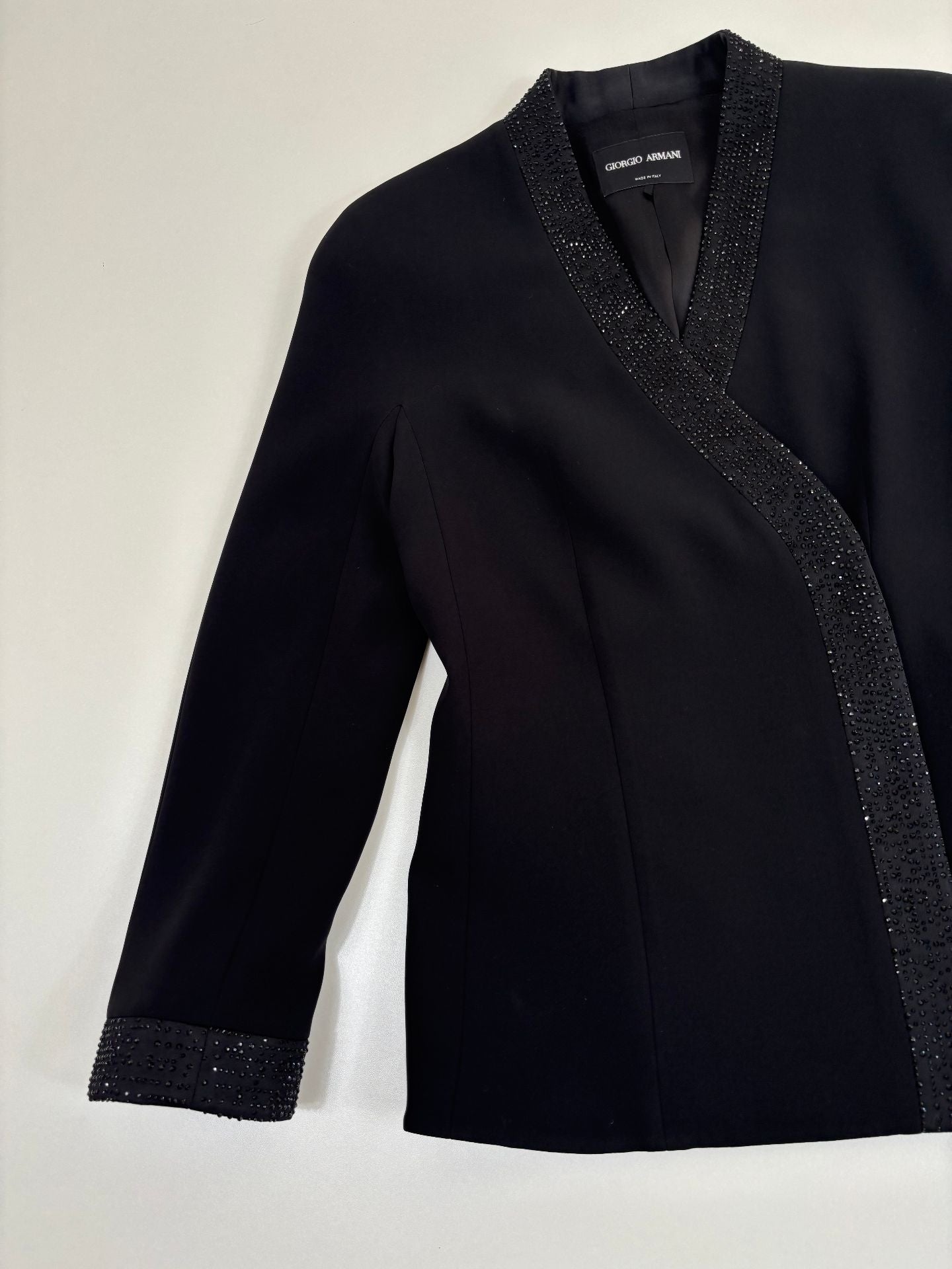 Veste Giorgio Armani soie noire col V cristaux noirs bordures épaulettes – T.42-3