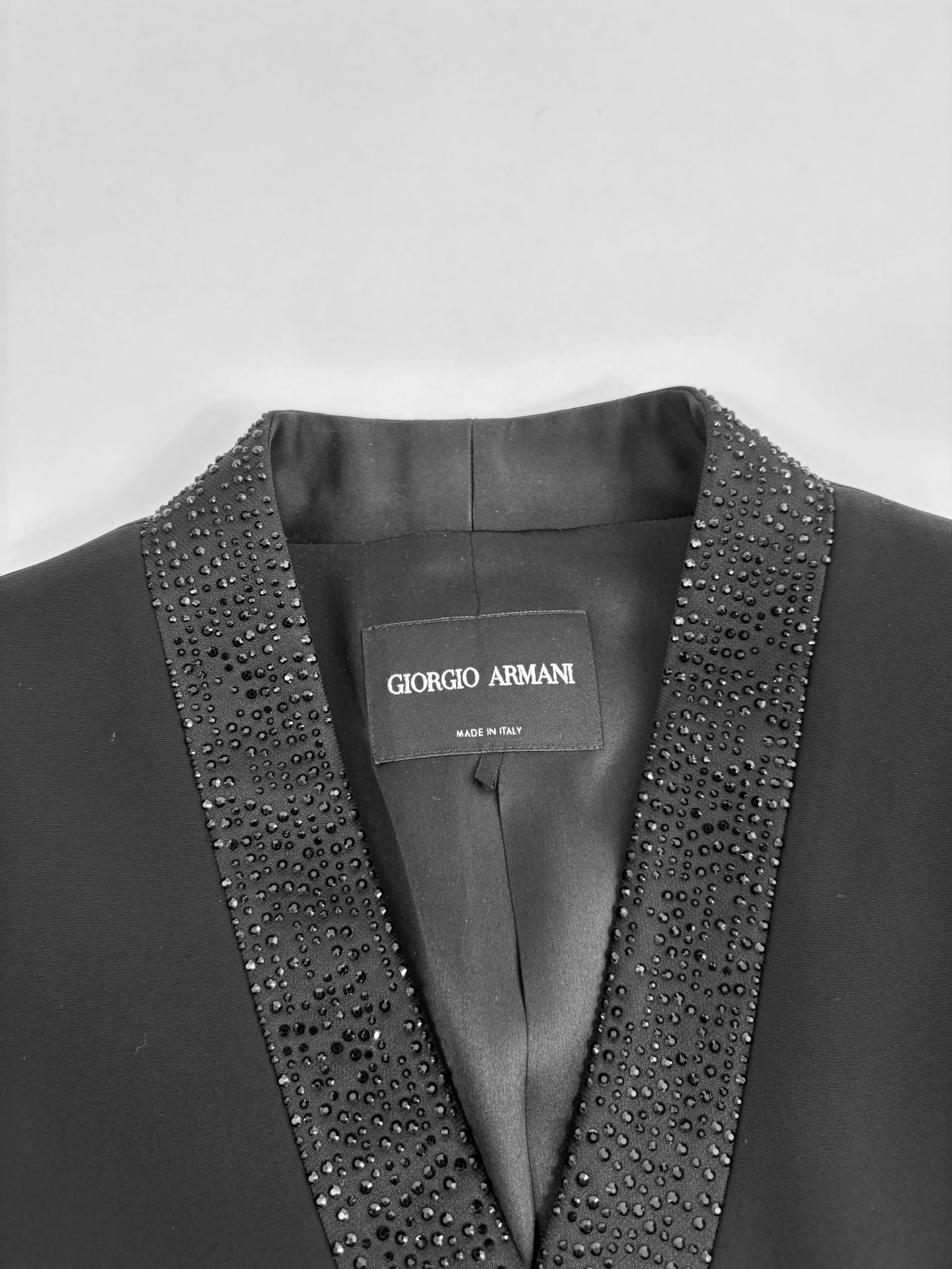 Veste Giorgio Armani soie noire col V cristaux noirs bordures épaulettes – T.42-5