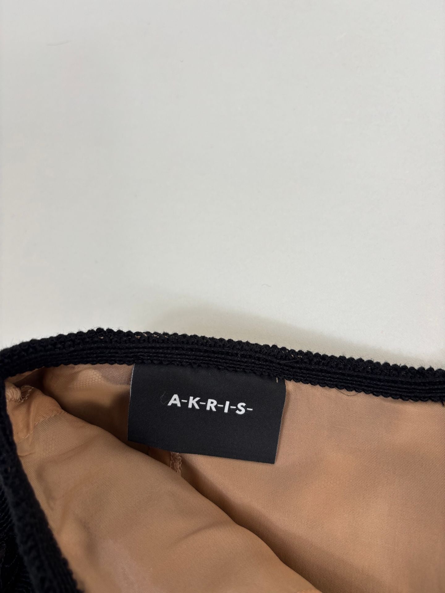 Jupe Akris mi-longue dentelle guipure noire cercles spiralés tulle nude bordure festonnée – T.38-2