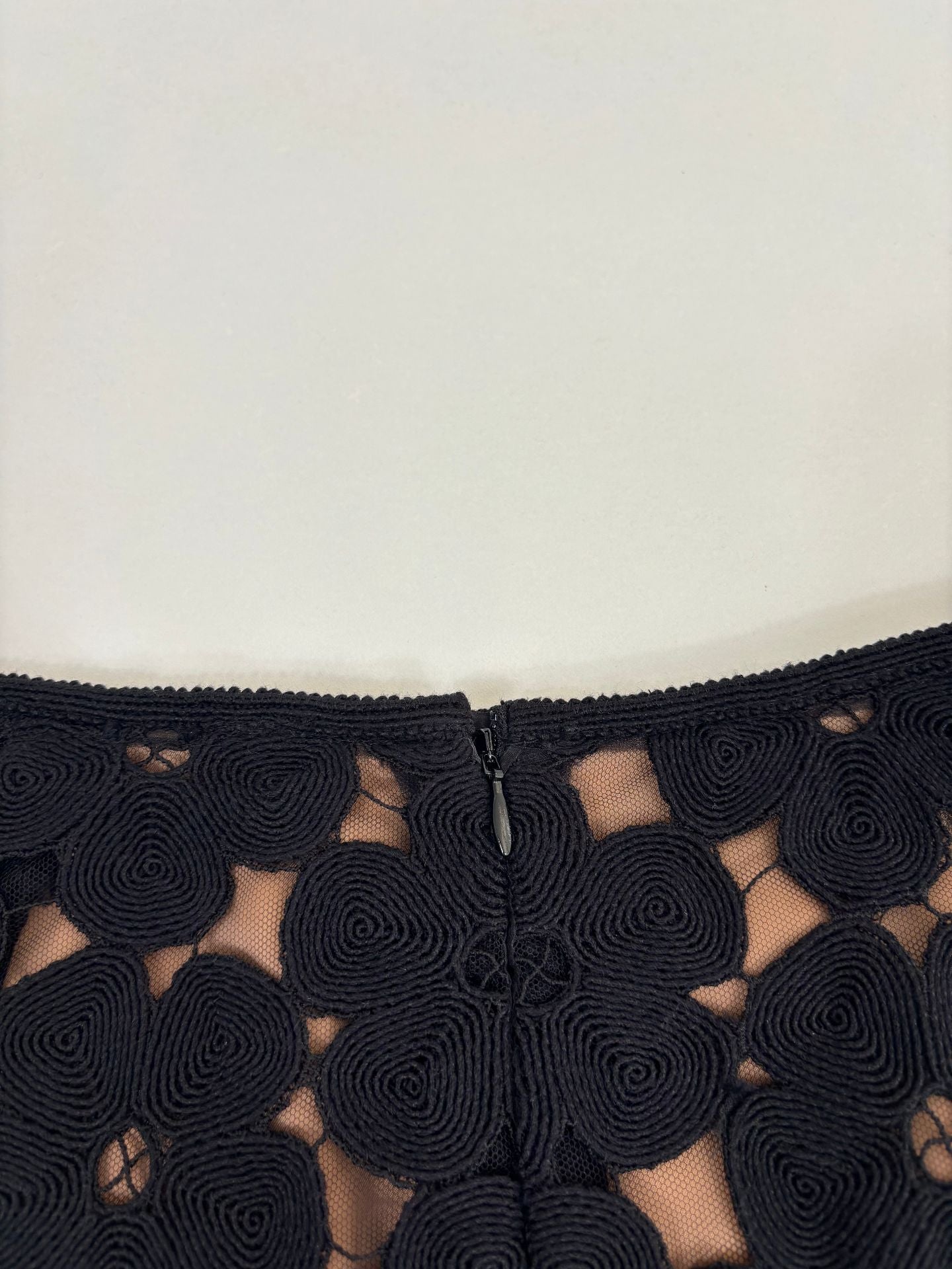 Jupe Akris mi-longue dentelle guipure noire cercles spiralés tulle nude bordure festonnée – T.38-6