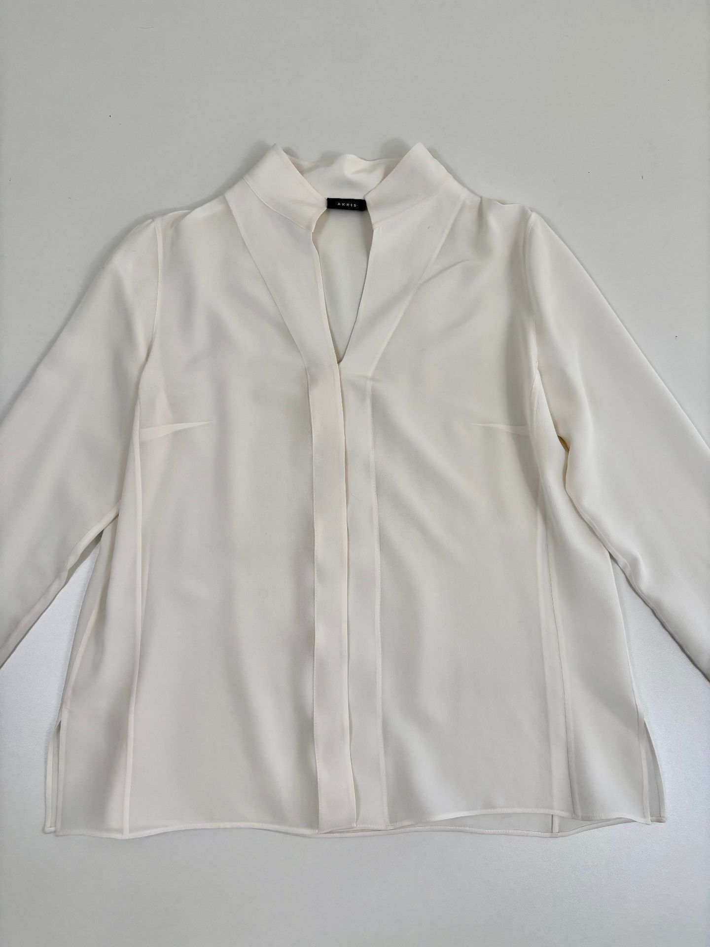 Blouse Akris Architectural soie crêpe ivoire col officier patte dissimulée fentes – T.44-2