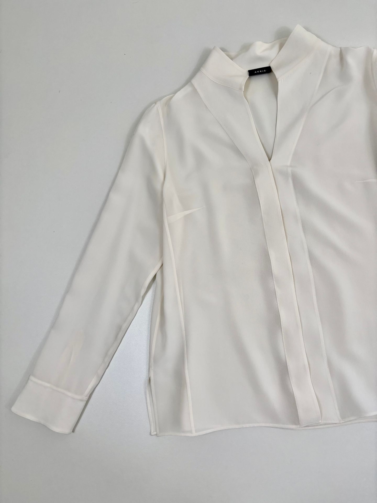Blouse Akris Architectural soie crêpe ivoire col officier patte dissimulée fentes – T.44-3