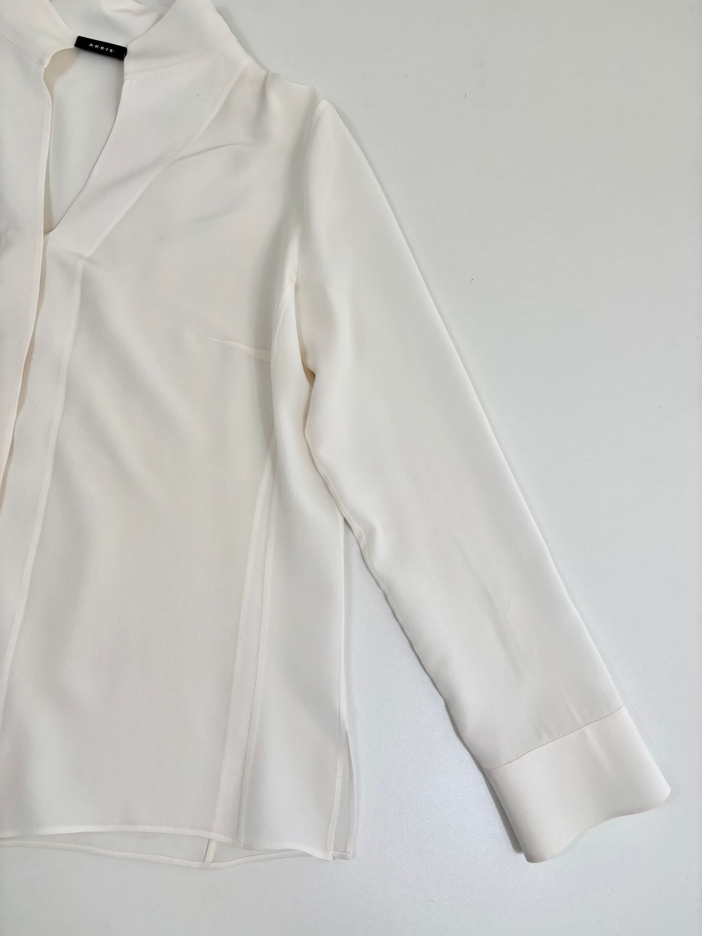 Blouse Akris Architectural soie crêpe ivoire col officier patte dissimulée fentes – T.44-4