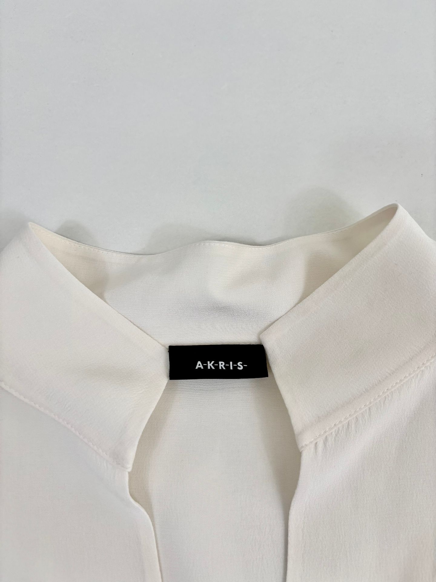 Blouse Akris Architectural soie crêpe ivoire col officier patte dissimulée fentes – T.44-5