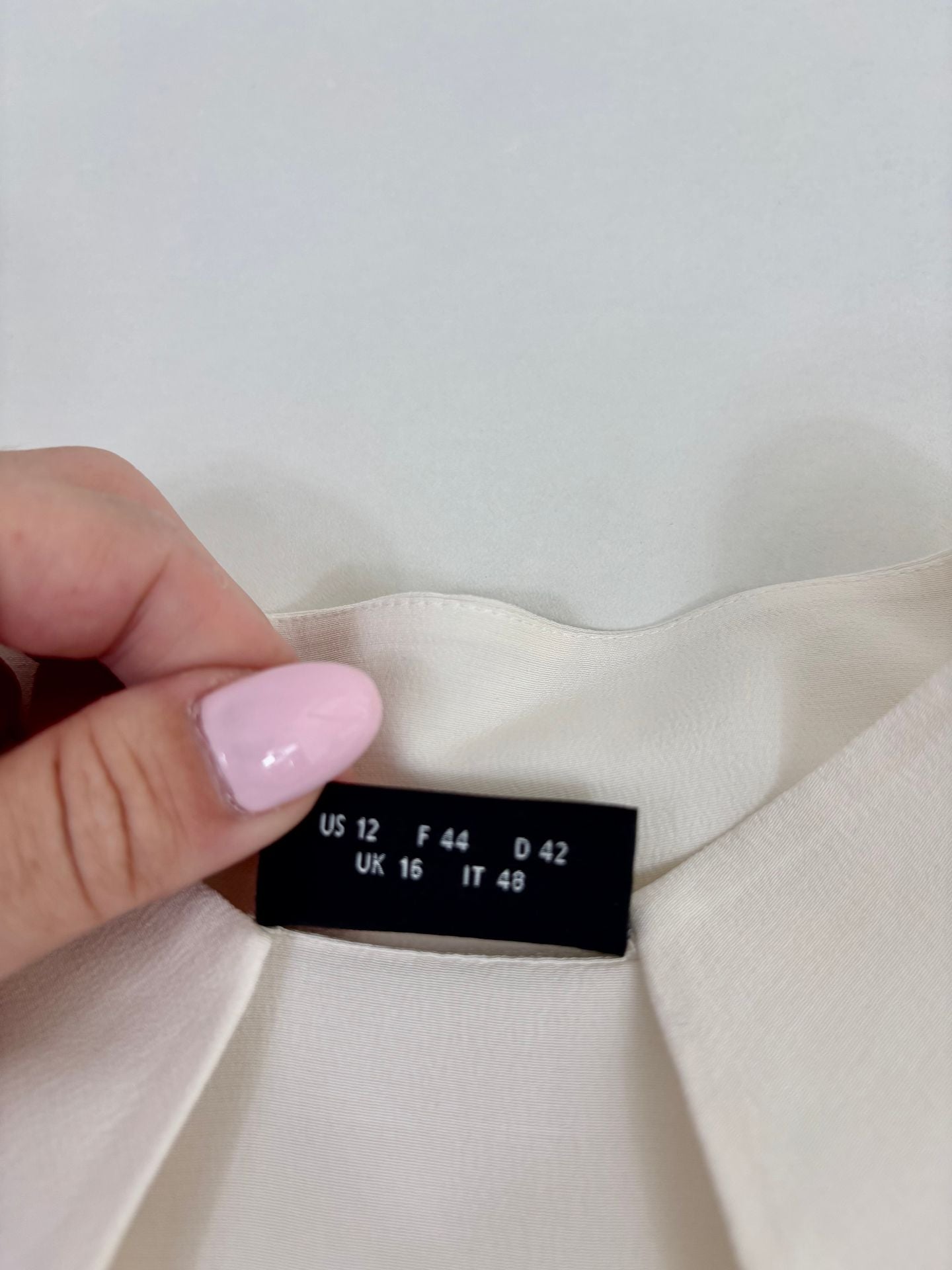 Blouse Akris Architectural soie crêpe ivoire col officier patte dissimulée fentes – T.44-6