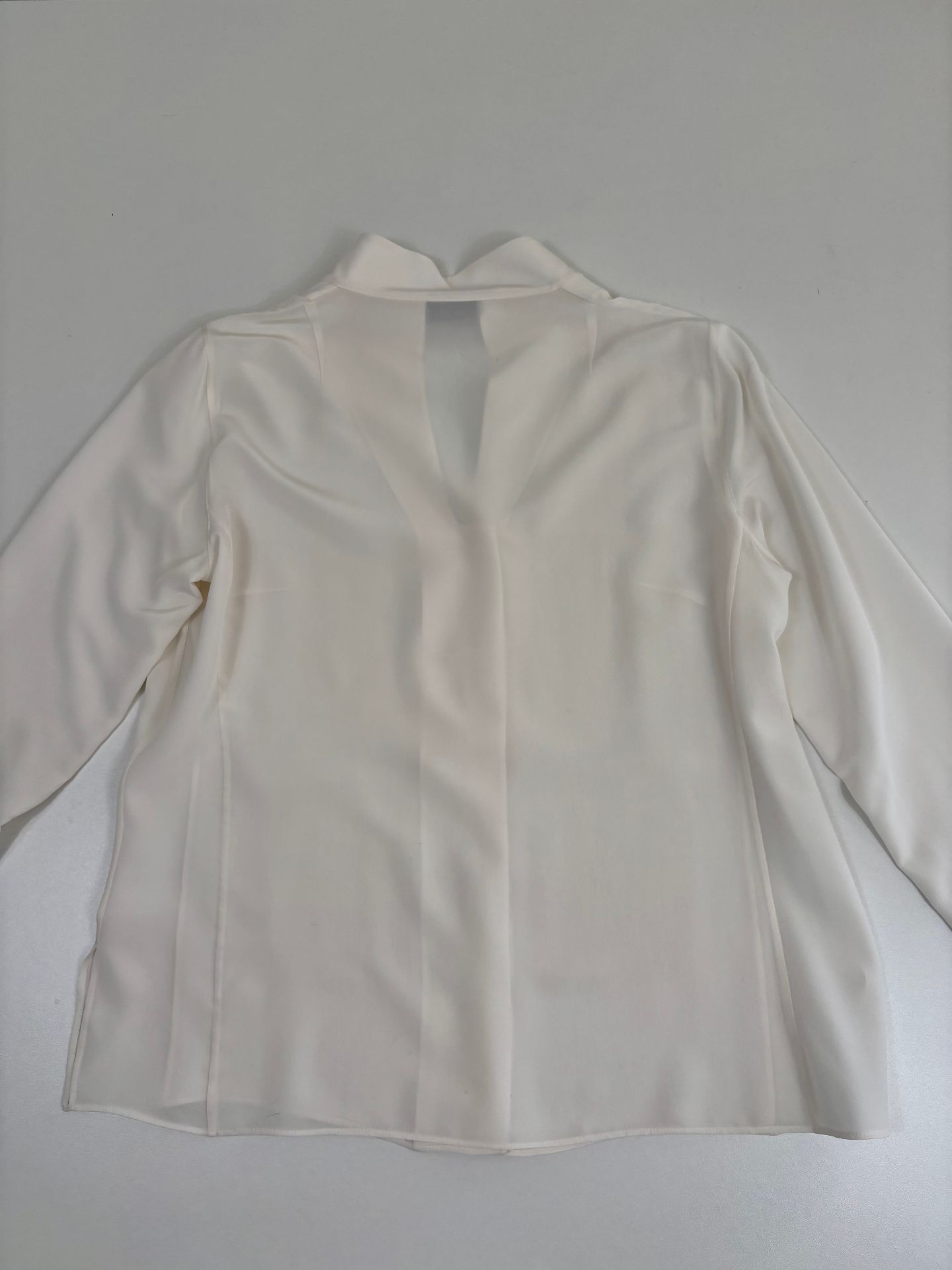 Blouse Akris Architectural soie crêpe ivoire col officier patte dissimulée fentes – T.44-7