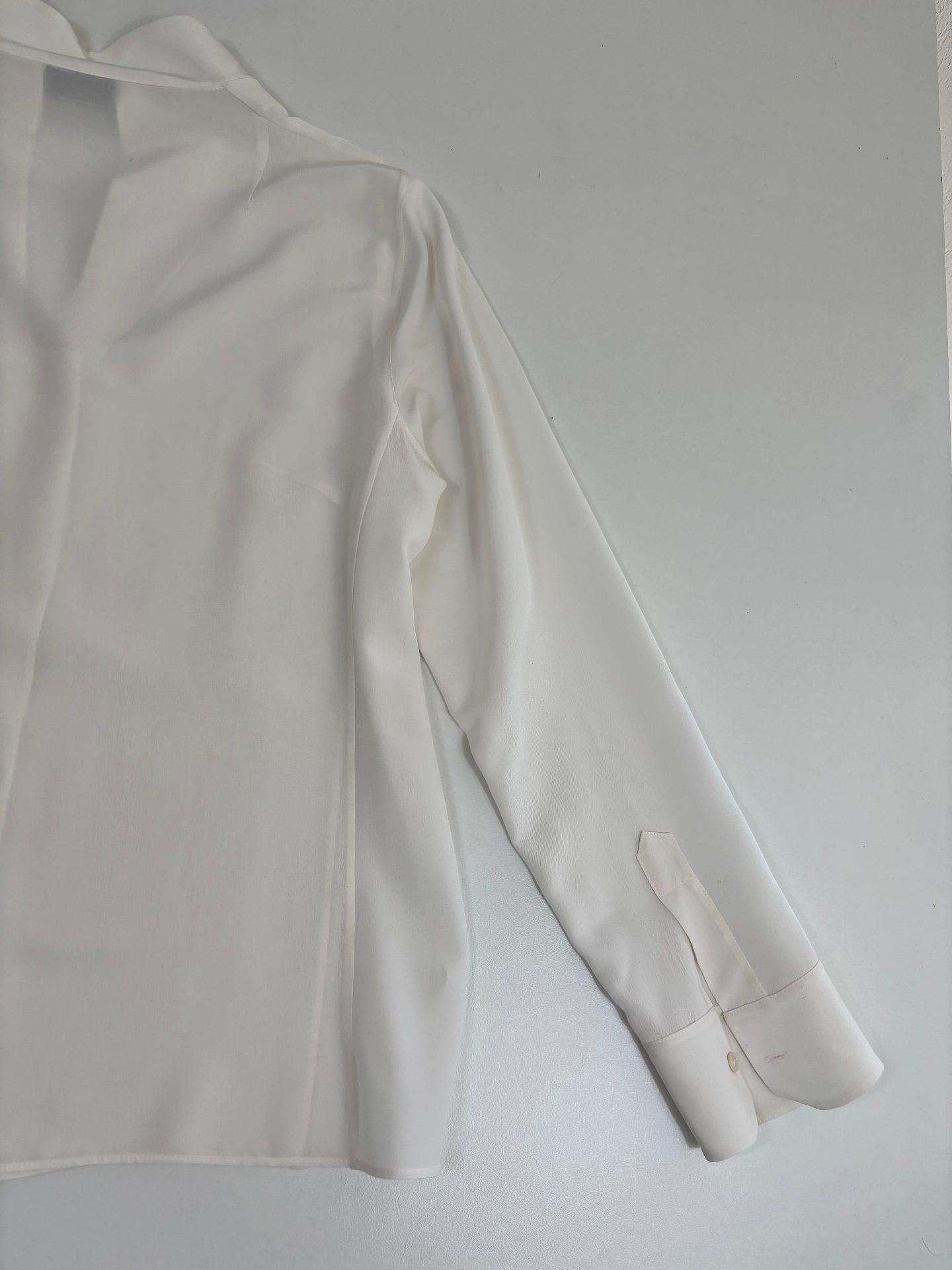 Blouse Akris Architectural soie crêpe ivoire col officier patte dissimulée fentes – T.44-8