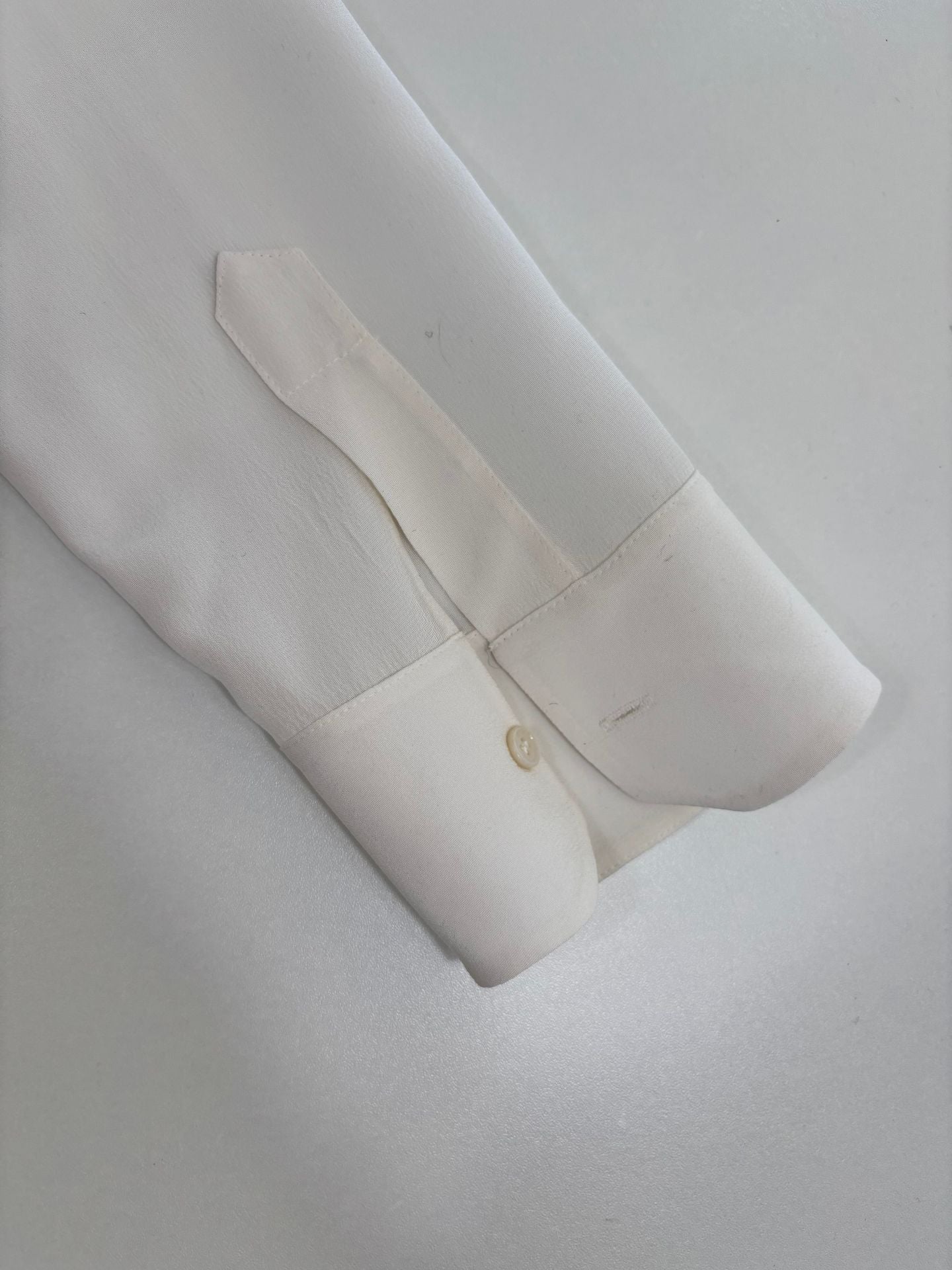 Blouse Akris Architectural soie crêpe ivoire col officier patte dissimulée fentes – T.44-9