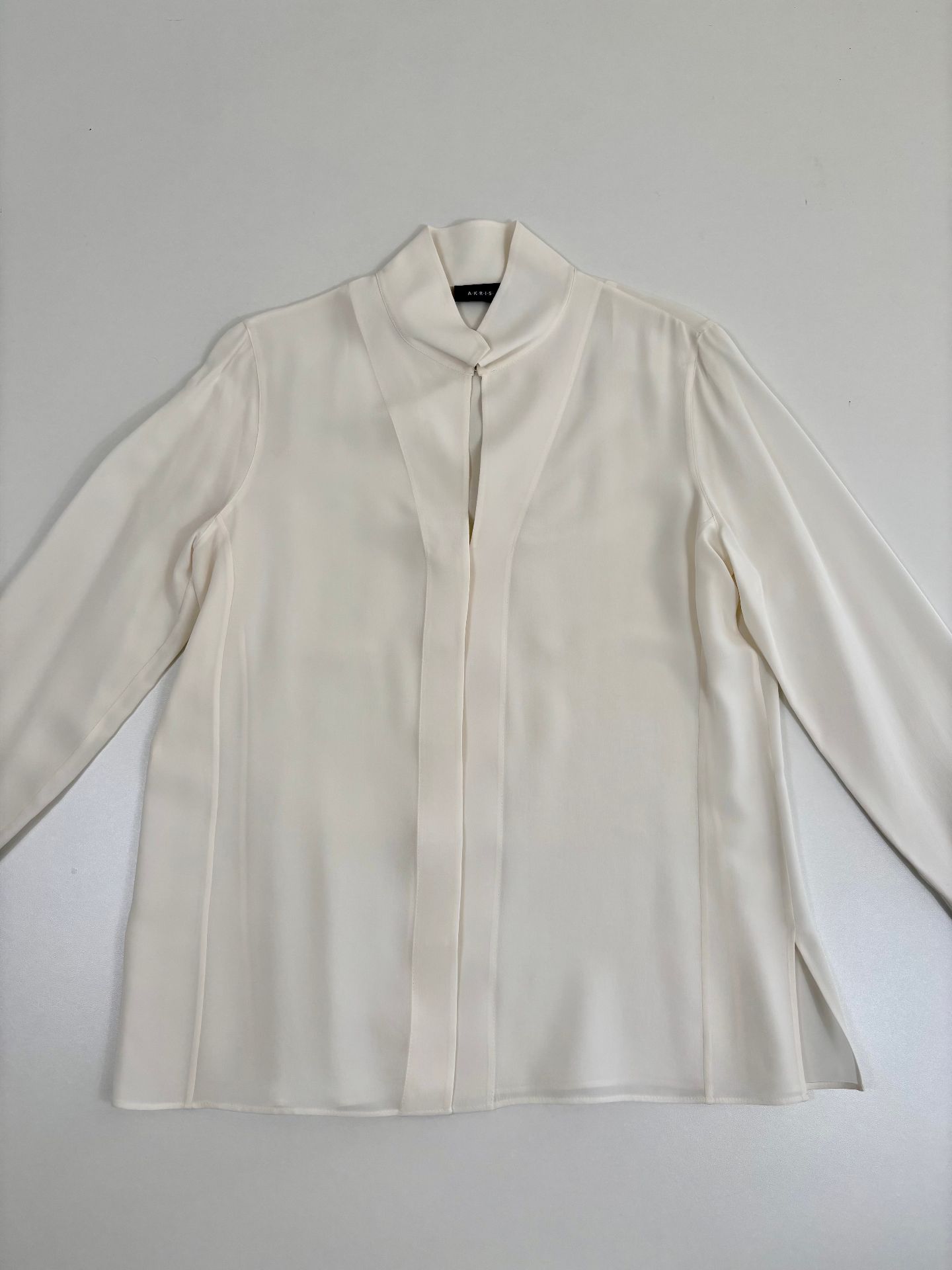 Blouse Akris Architectural soie crêpe ivoire col officier crochet patte dissimulée – T.40-4