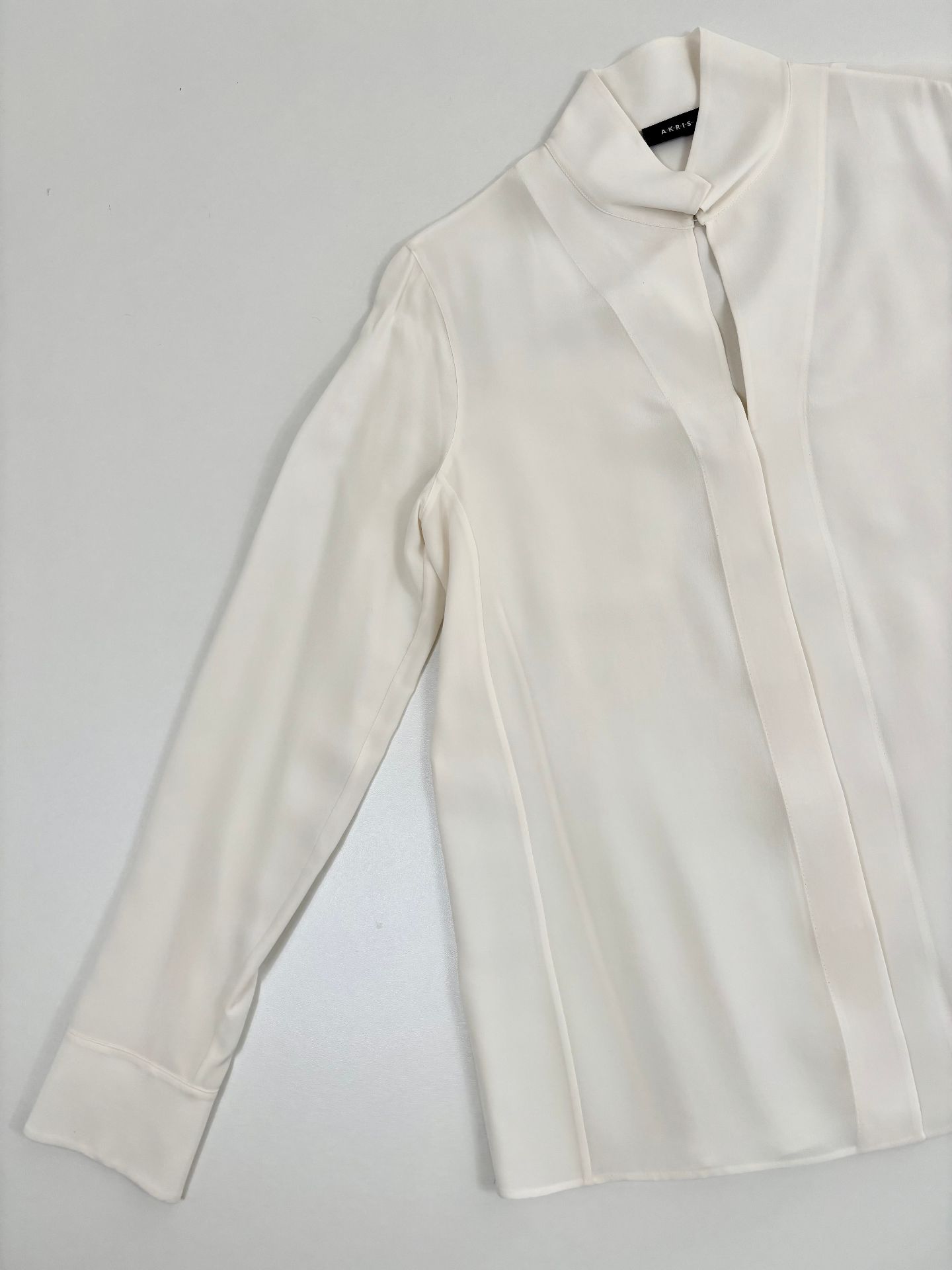 Blouse Akris Architectural soie crêpe ivoire col officier crochet patte dissimulée – T.40-2