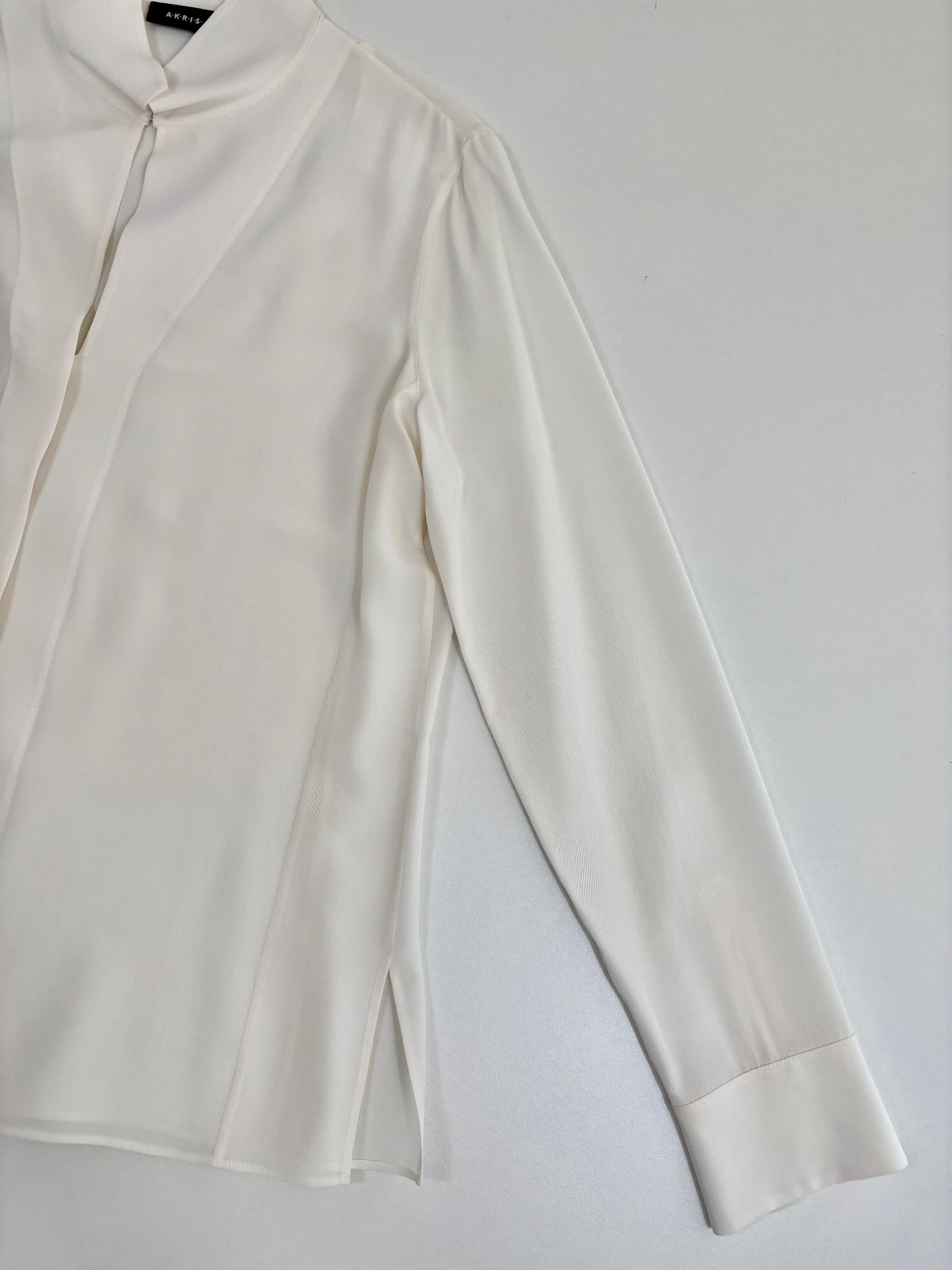 Blouse Akris Architectural soie crêpe ivoire col officier crochet patte dissimulée – T.40-3