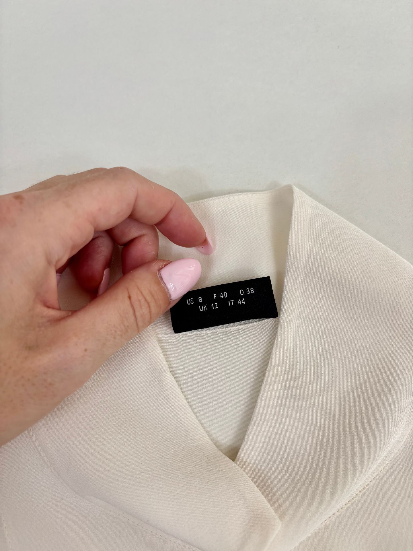 Blouse Akris Architectural soie crêpe ivoire col officier crochet patte dissimulée – T.40-5
