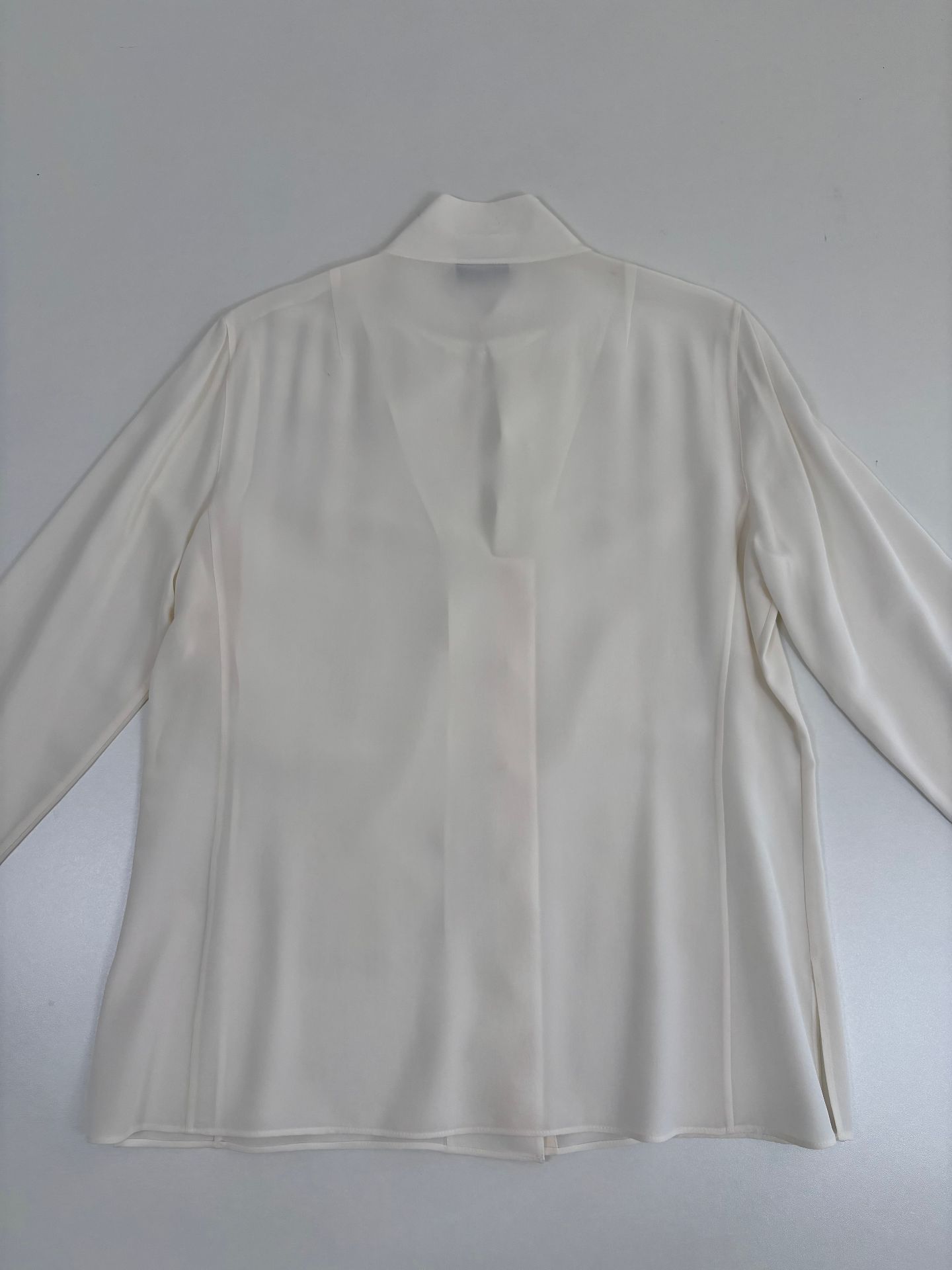 Blouse Akris Architectural soie crêpe ivoire col officier crochet patte dissimulée – T.40-6