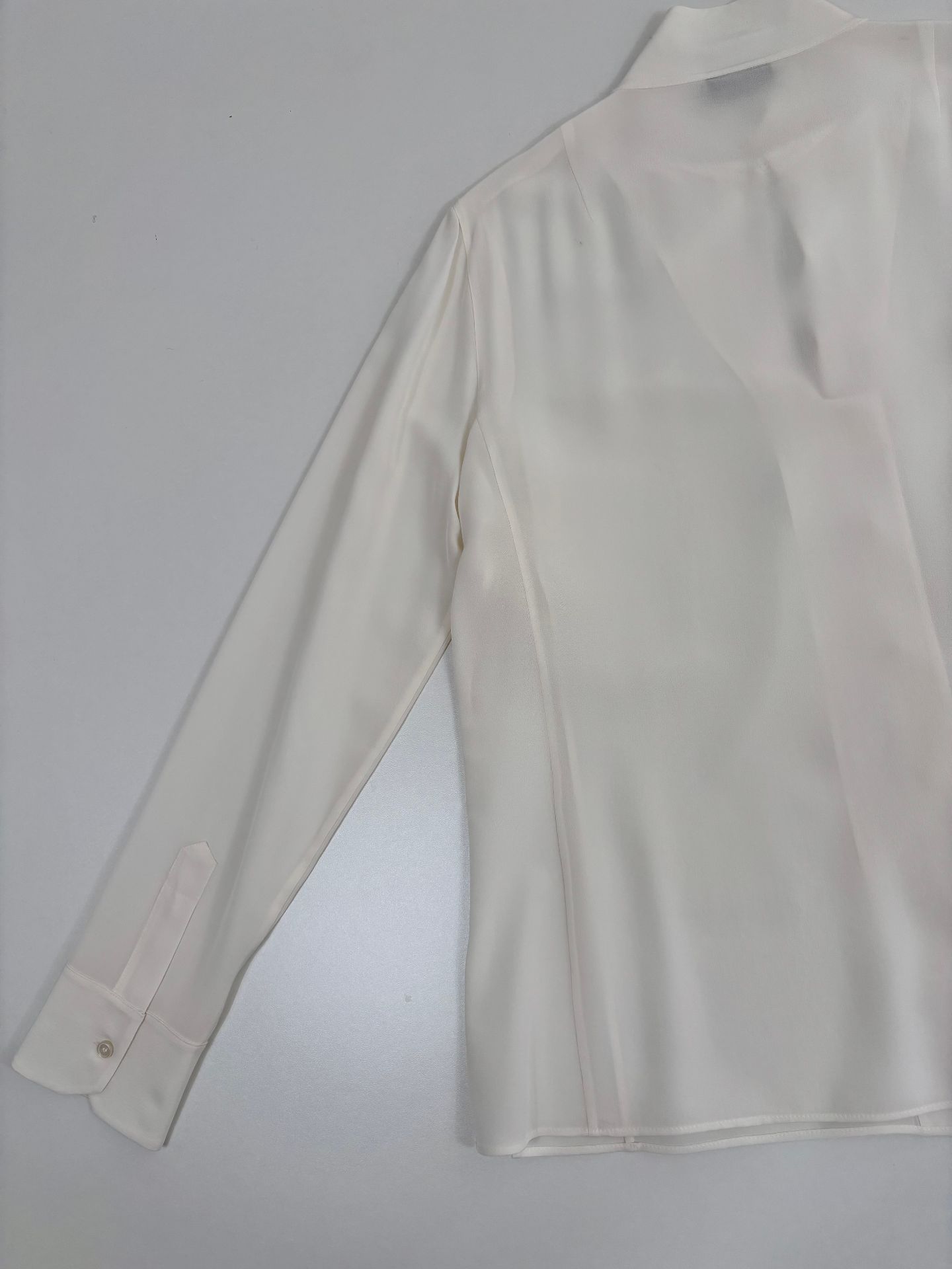 Blouse Akris Architectural soie crêpe ivoire col officier crochet patte dissimulée – T.40-7