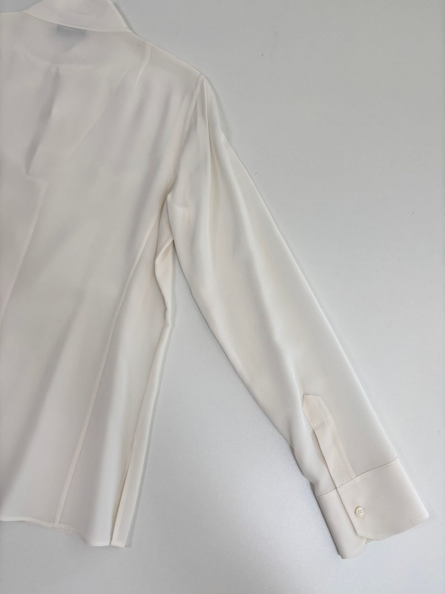 Blouse Akris Architectural soie crêpe ivoire col officier crochet patte dissimulée – T.40-9