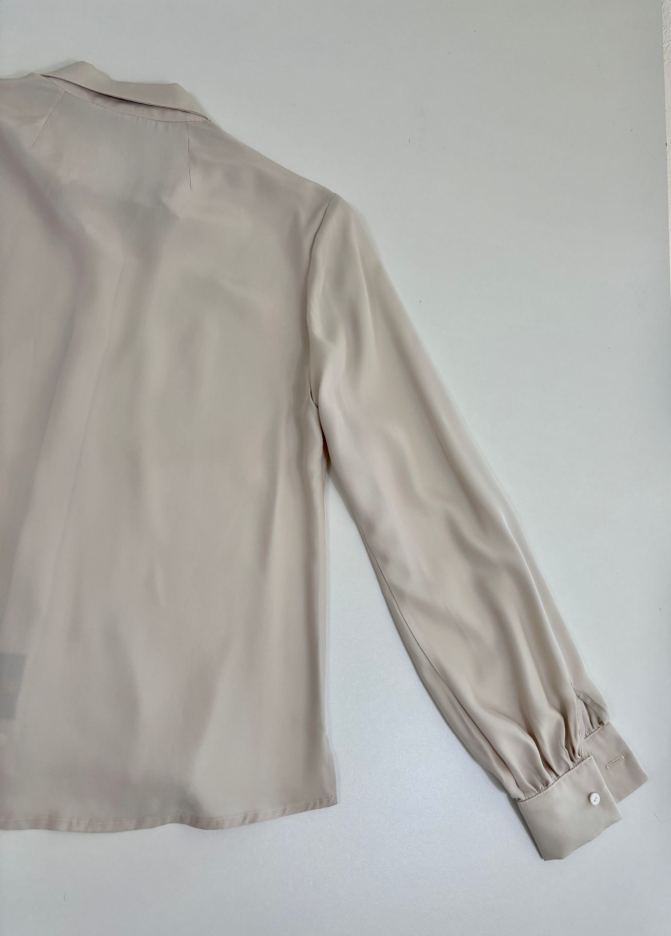 Chemise Delle Piane en soie beige poudré à patte dissimulée – T.40/L-7