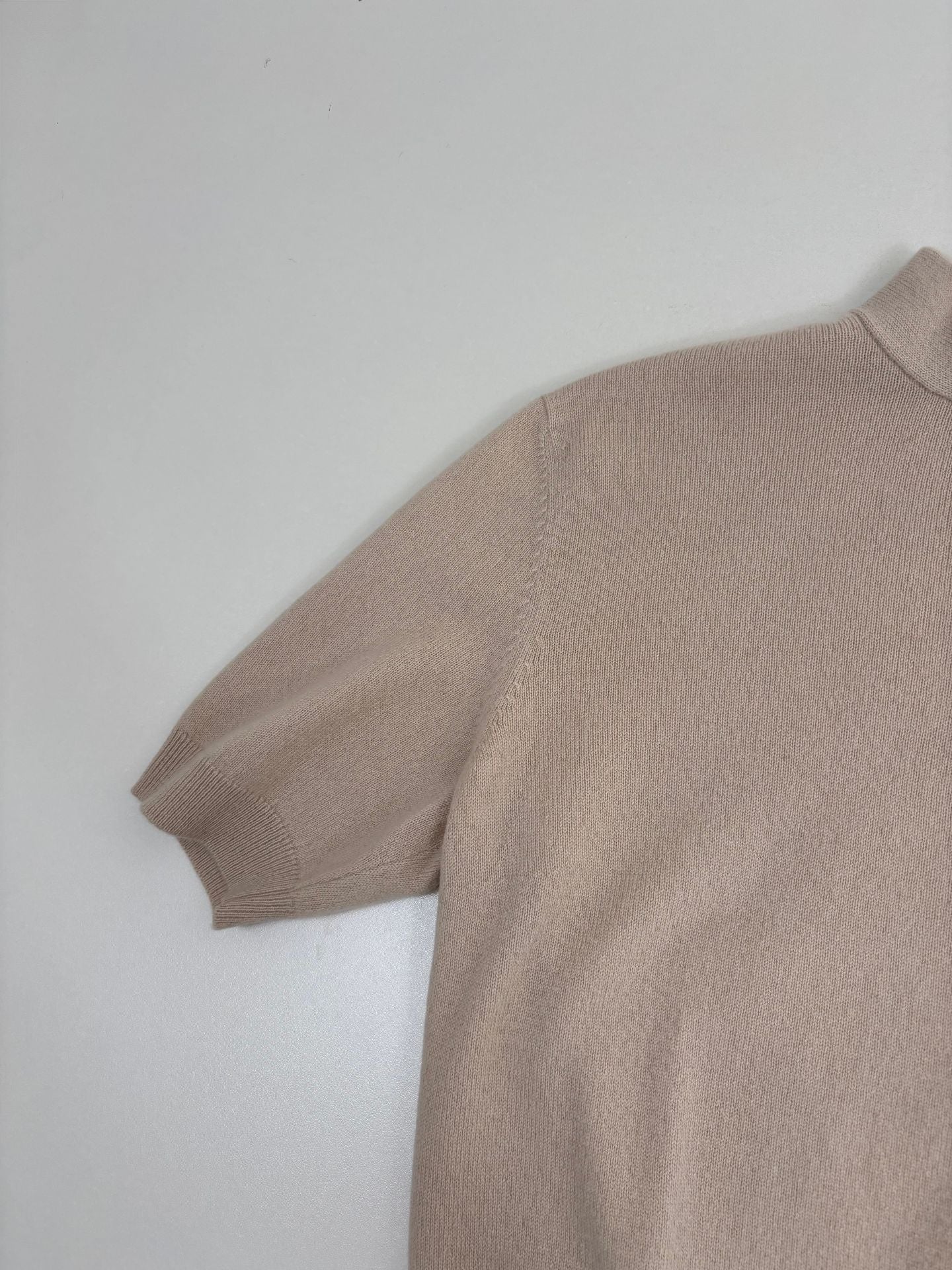 Pull manches courtes Akris 100% cachemire beige col montant ligne sheer – T.40-4