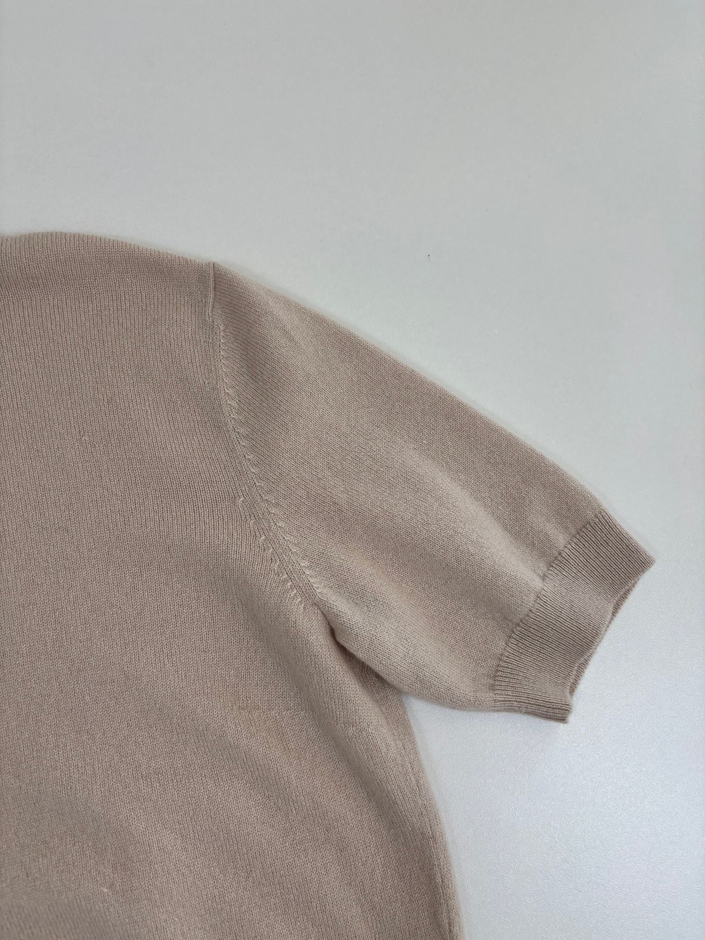 Pull manches courtes Akris 100% cachemire beige col montant ligne sheer – T.40-6