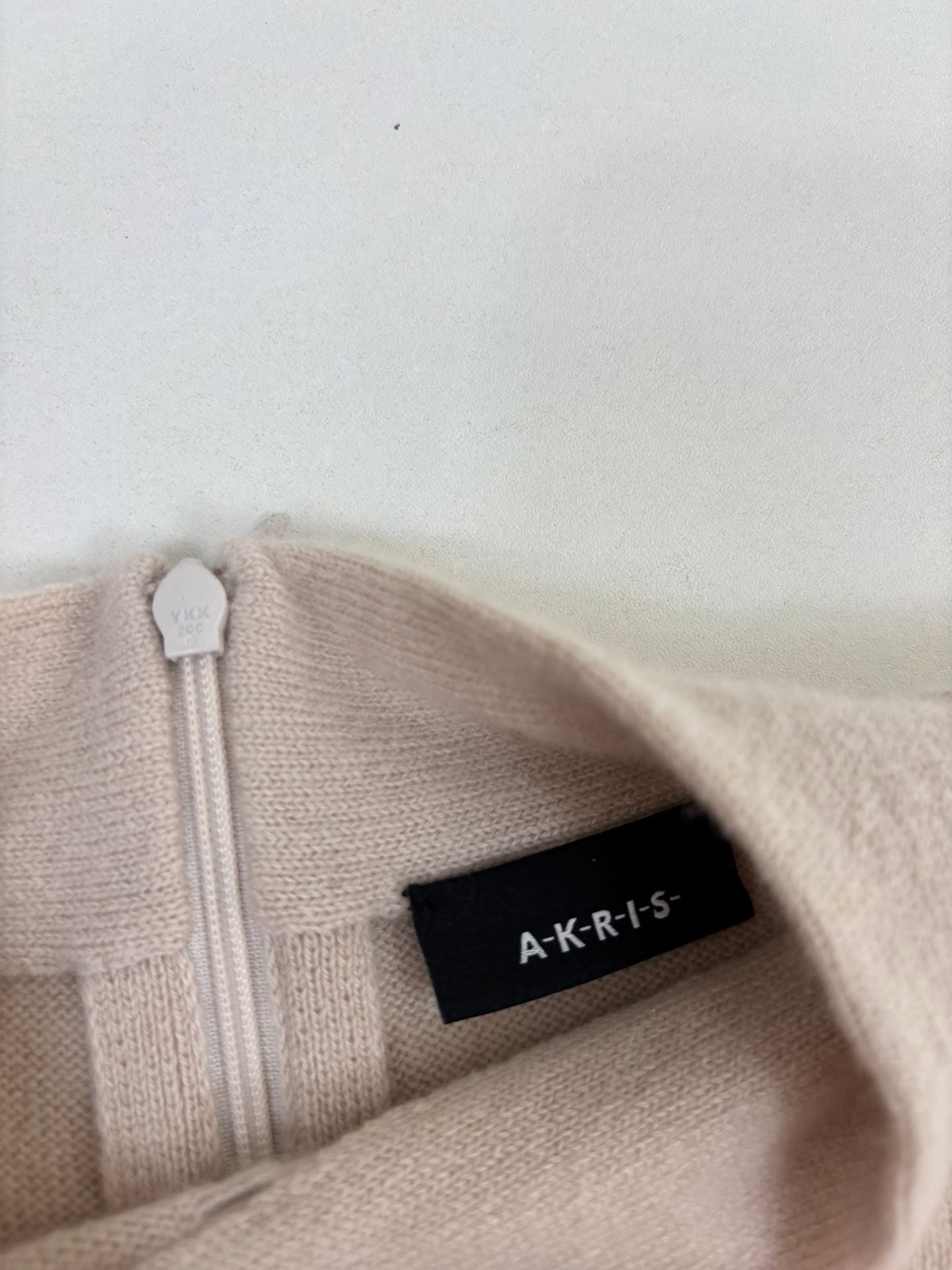 Pull manches courtes Akris 100% cachemire beige col montant ligne sheer – T.40-7