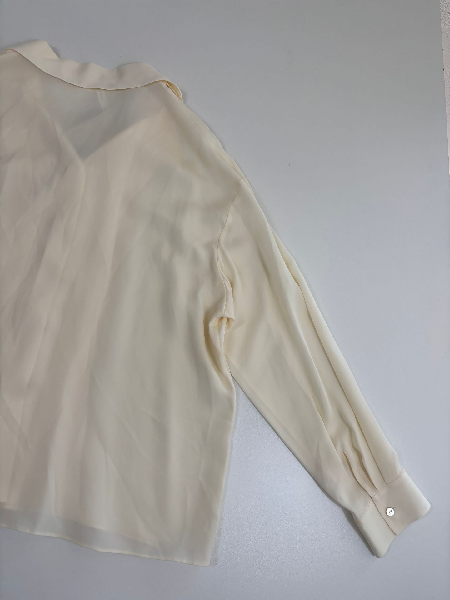 Blouse Lilysilk soie Double Joe 22 mm col pointu devant plissé patte nacre – T.L-9