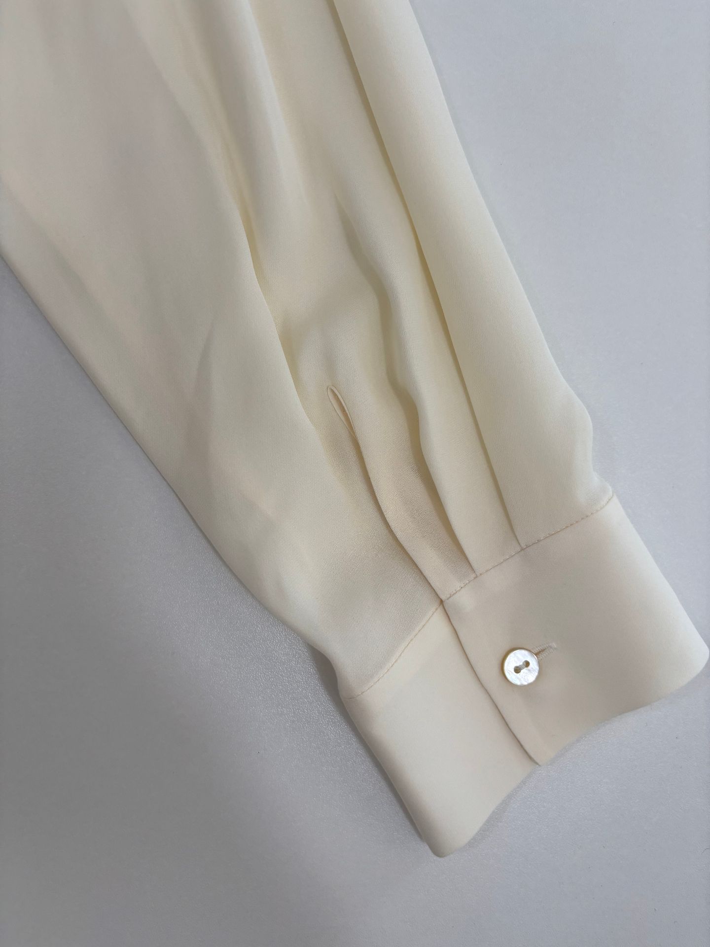 Blouse Lilysilk soie Double Joe 22 mm col pointu devant plissé patte nacre – T.L-10