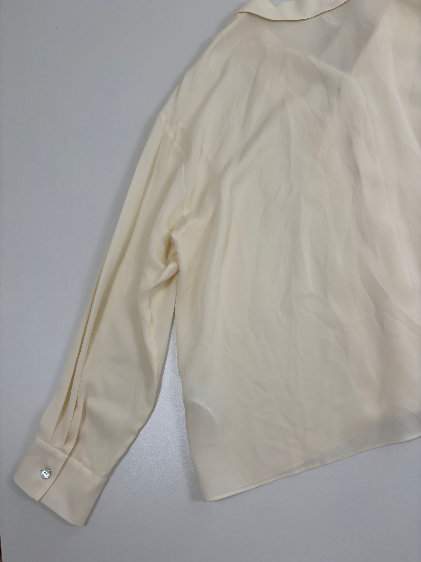 Blouse Lilysilk soie Double Joe 22 mm col pointu devant plissé patte nacre – T.L-11