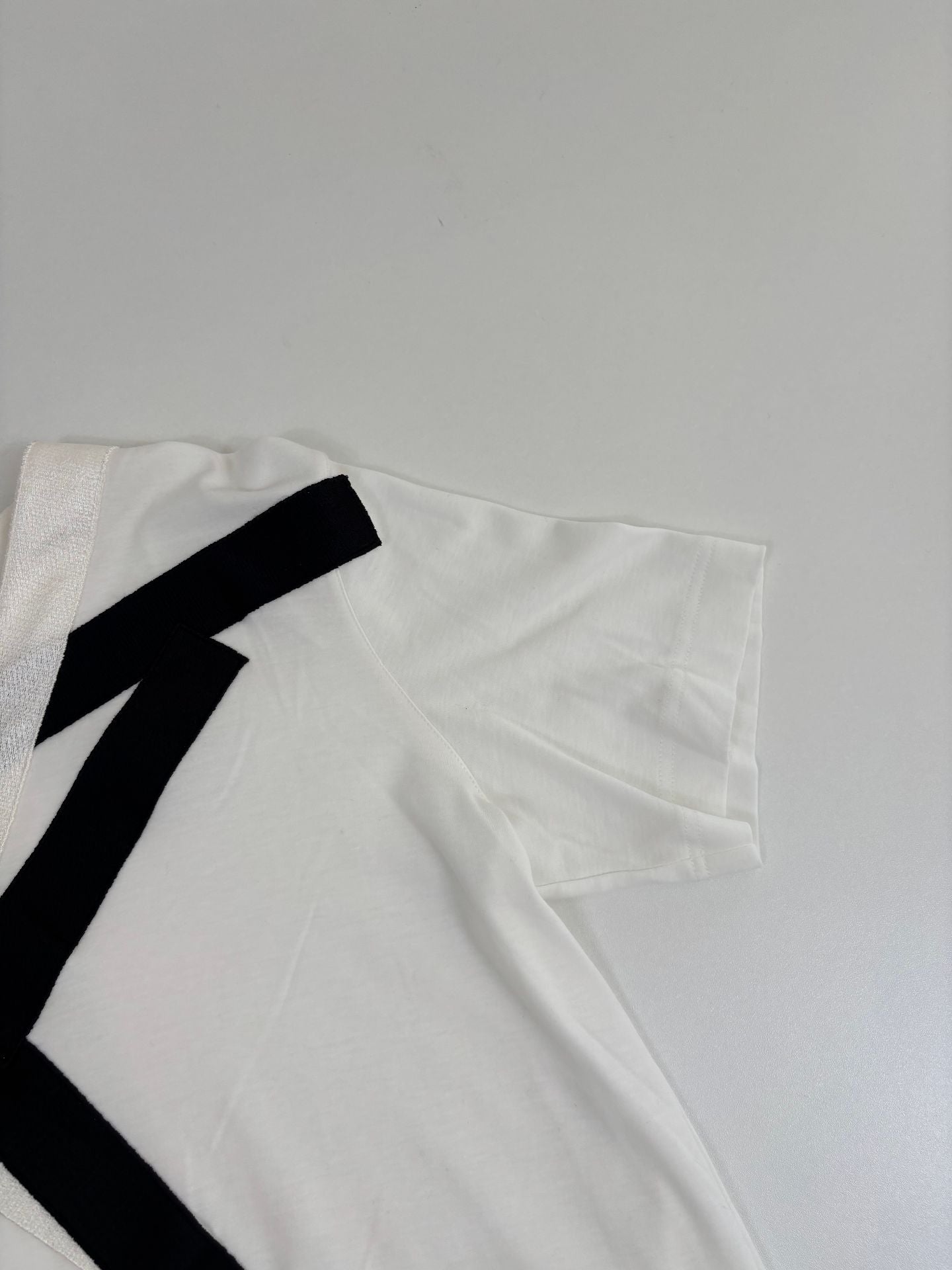 T-shirt Akris coton blanc appliqués graphiques noirs – T.40-7