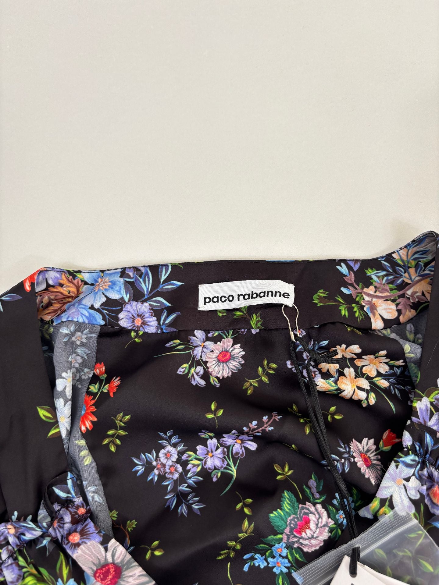 Blouse Paco Rabanne satin noir floral Liberty biais – T.38 – Neuve-6