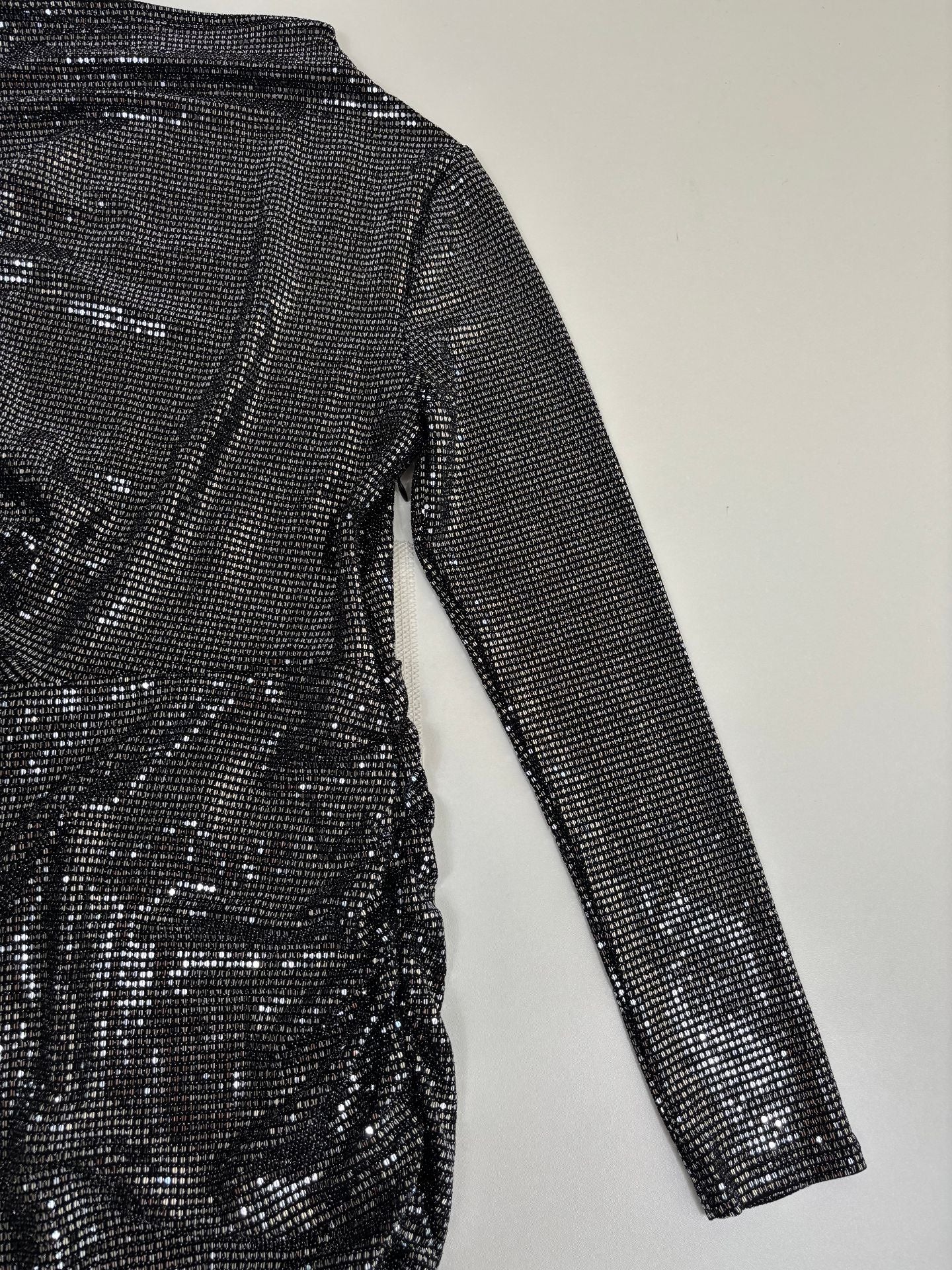 Robe Maje paillettes argentées col montant découpe latérale – T.40 – Neuve-10