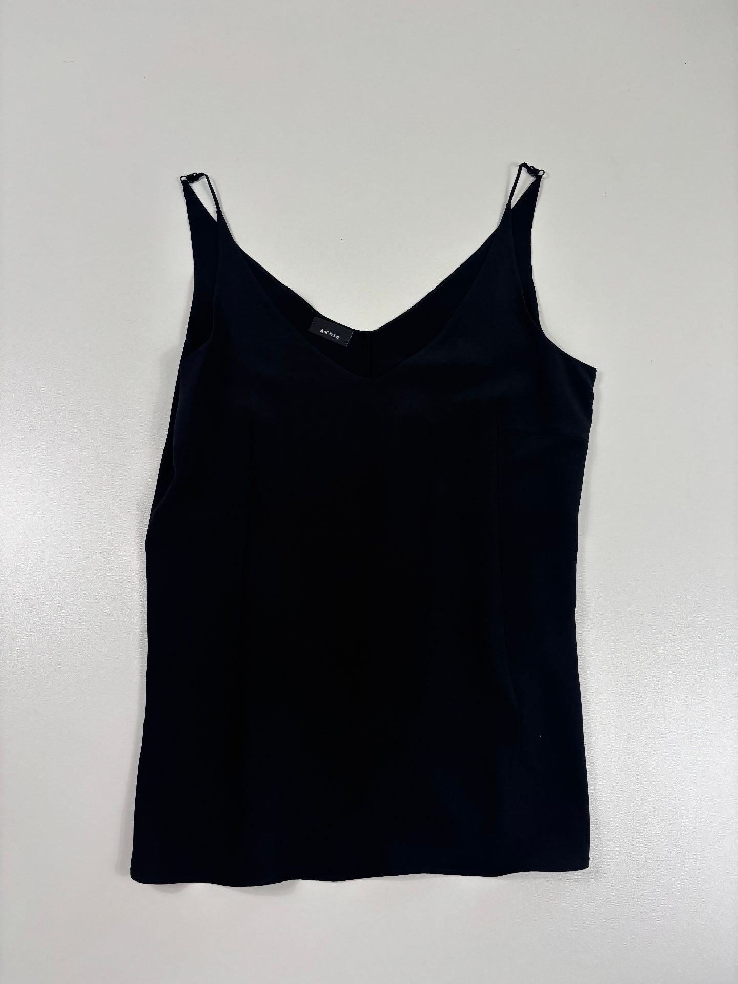 Top Akris soie noire bretelles réglables col V coupe ajustée – T.40-4