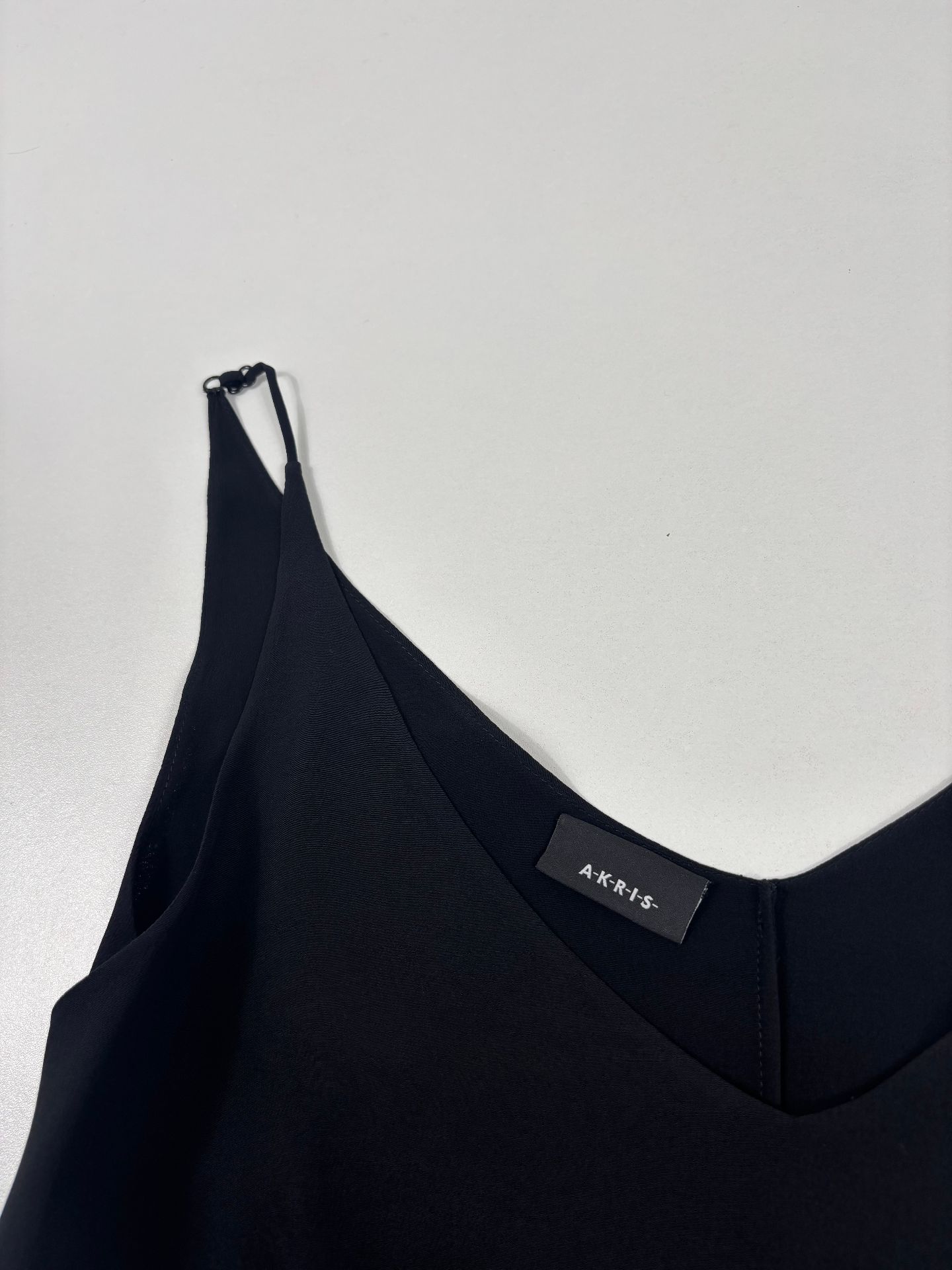 Top Akris soie noire bretelles réglables col V coupe ajustée – T.40-2