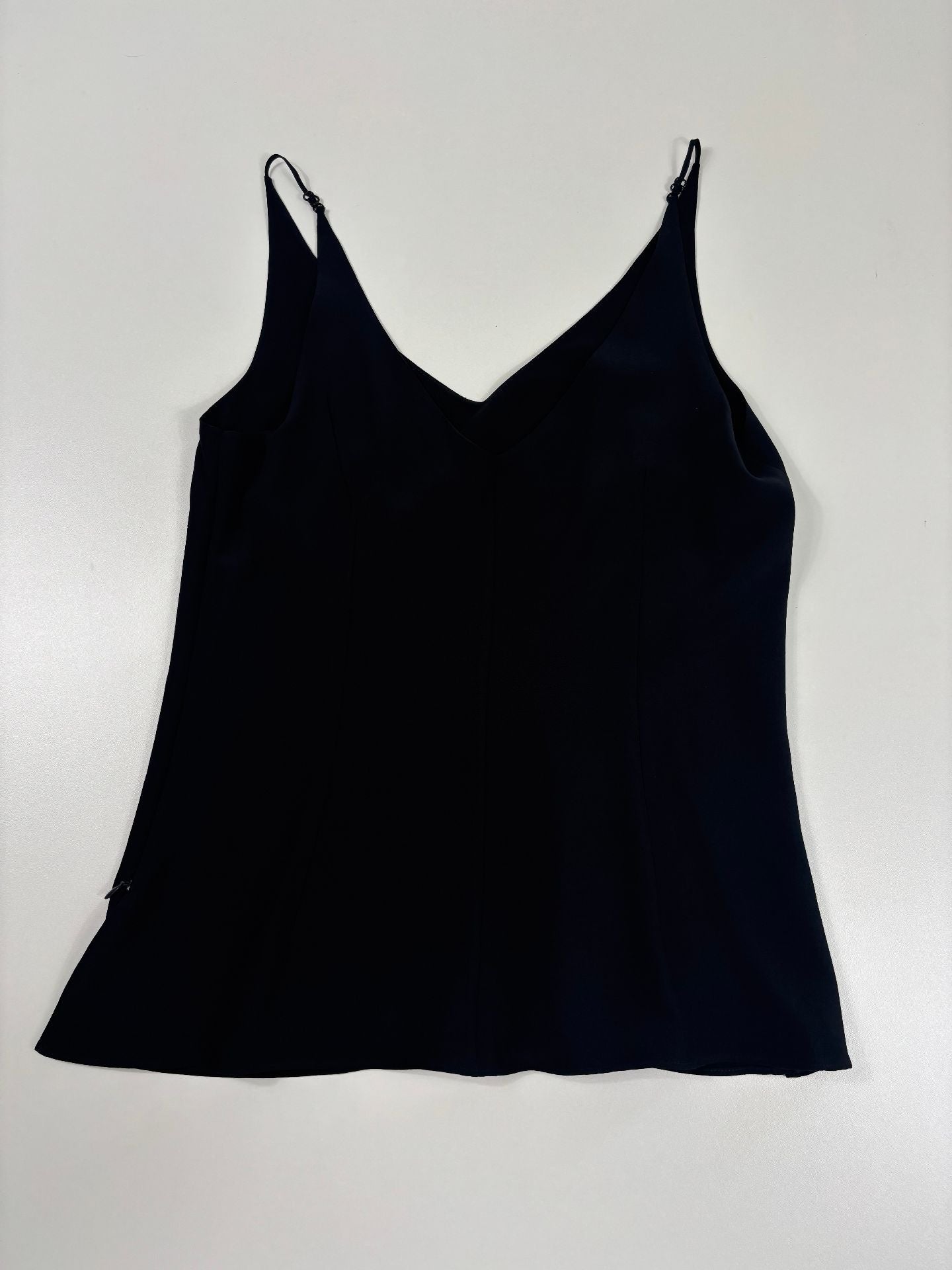 Top Akris soie noire bretelles réglables col V coupe ajustée – T.40-5