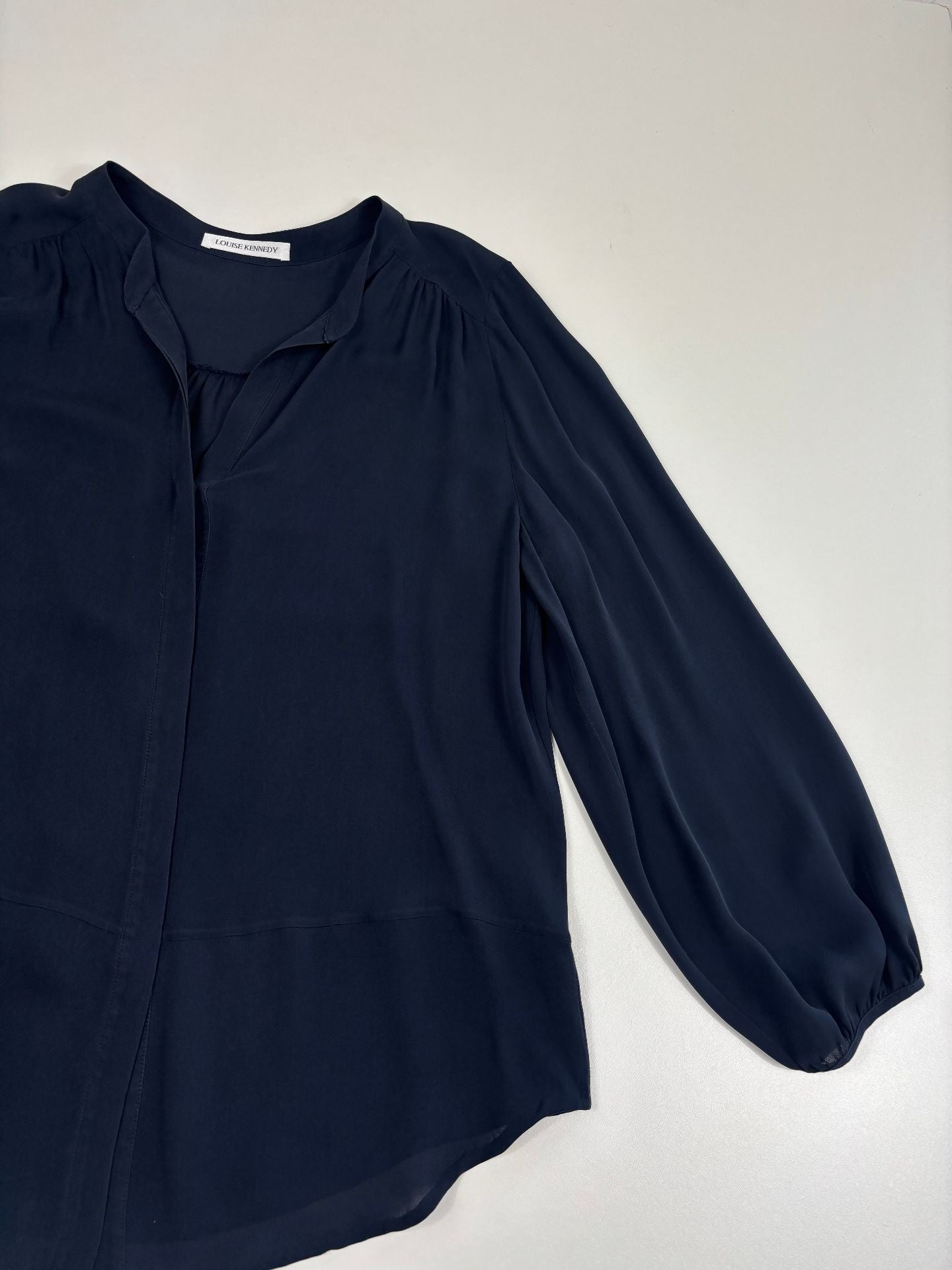 Blouse Louise Kennedy crêpe georgette bleu marine col tunisien manches ballon – T.L-3