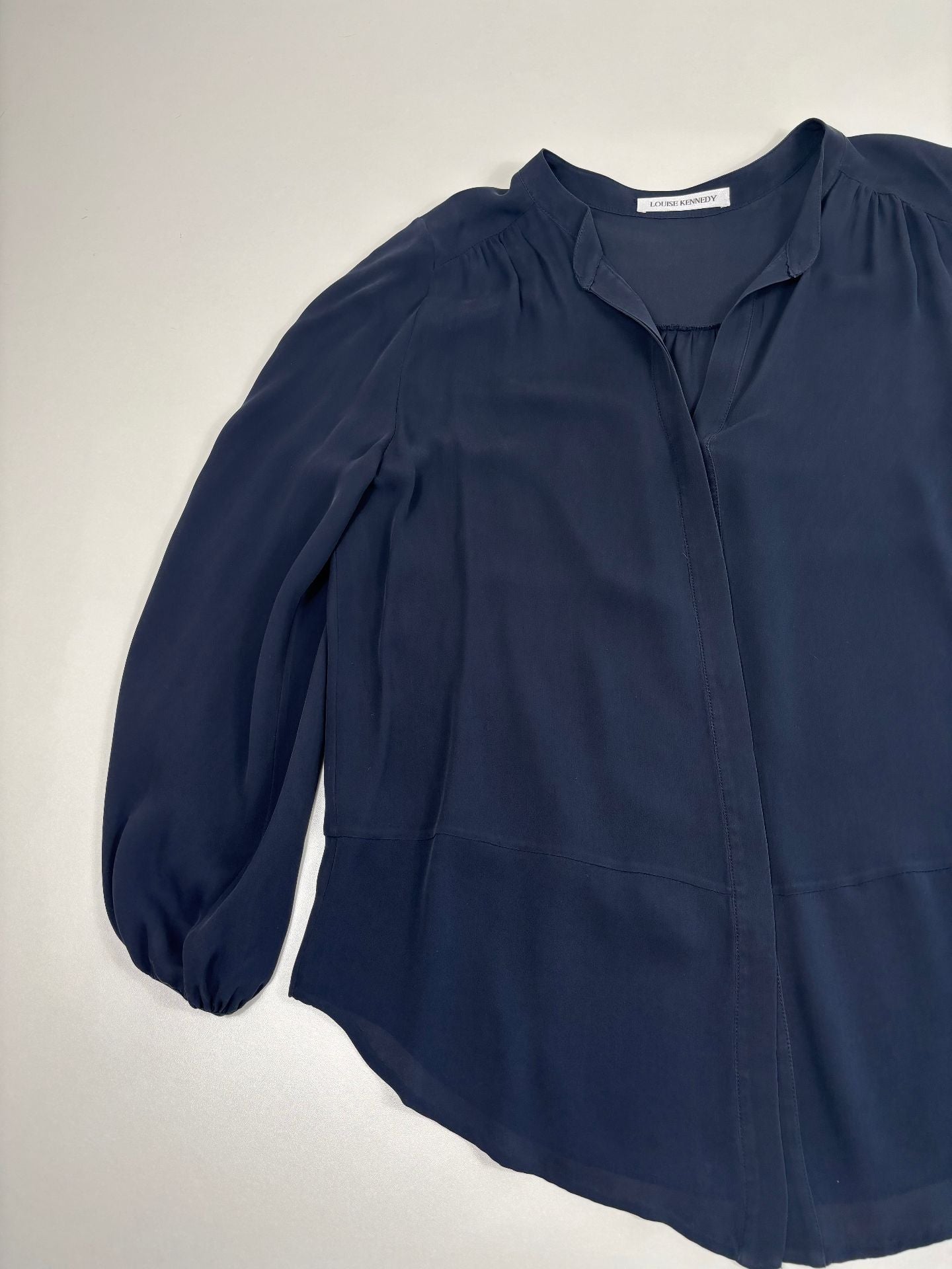 Blouse Louise Kennedy crêpe georgette bleu marine col tunisien manches ballon – T.L-4