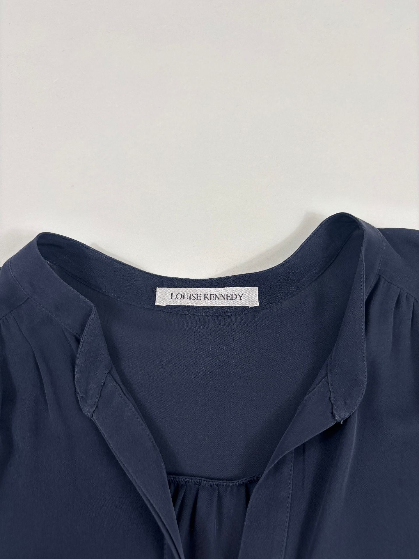 Blouse Louise Kennedy crêpe georgette bleu marine col tunisien manches ballon – T.L-5