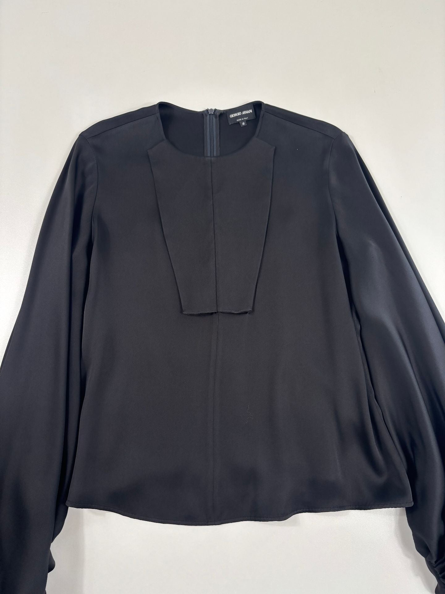Blouse Giorgio Armani soie satinée noire plastron trapèze structuré – T.46-5