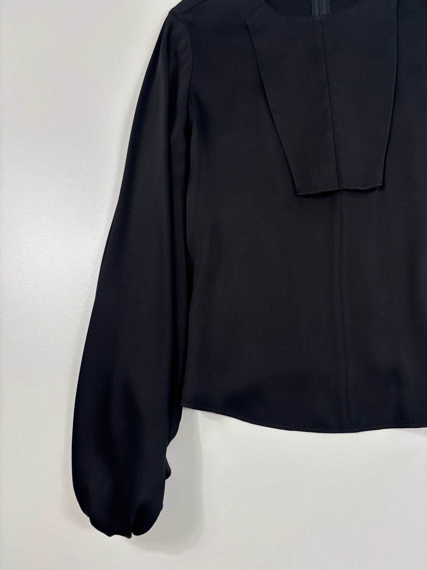 Blouse Giorgio Armani soie satinée noire plastron trapèze structuré – T.46-2