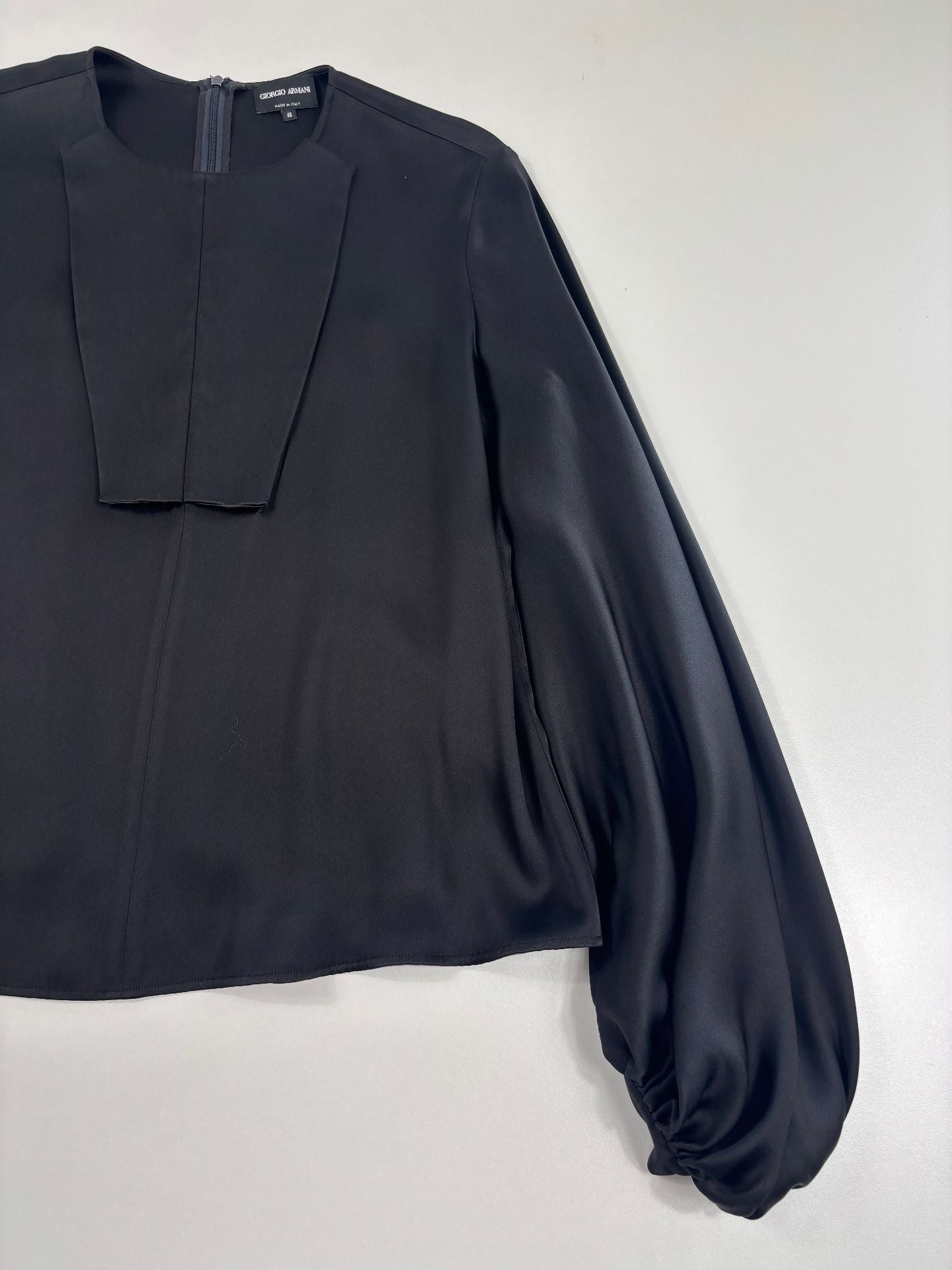 Blouse Giorgio Armani soie satinée noire plastron trapèze structuré – T.46-3