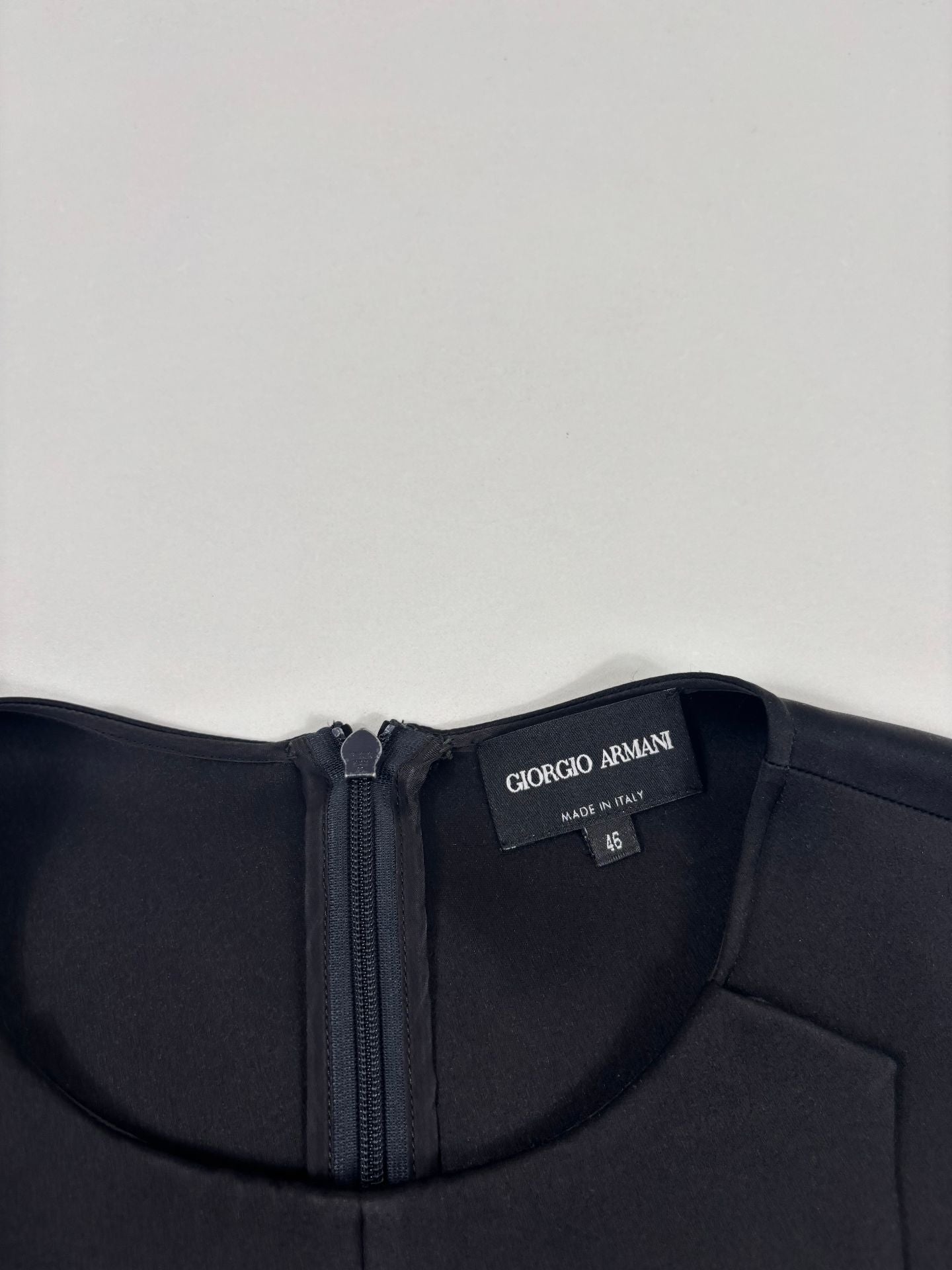 Blouse Giorgio Armani soie satinée noire plastron trapèze structuré – T.46-4