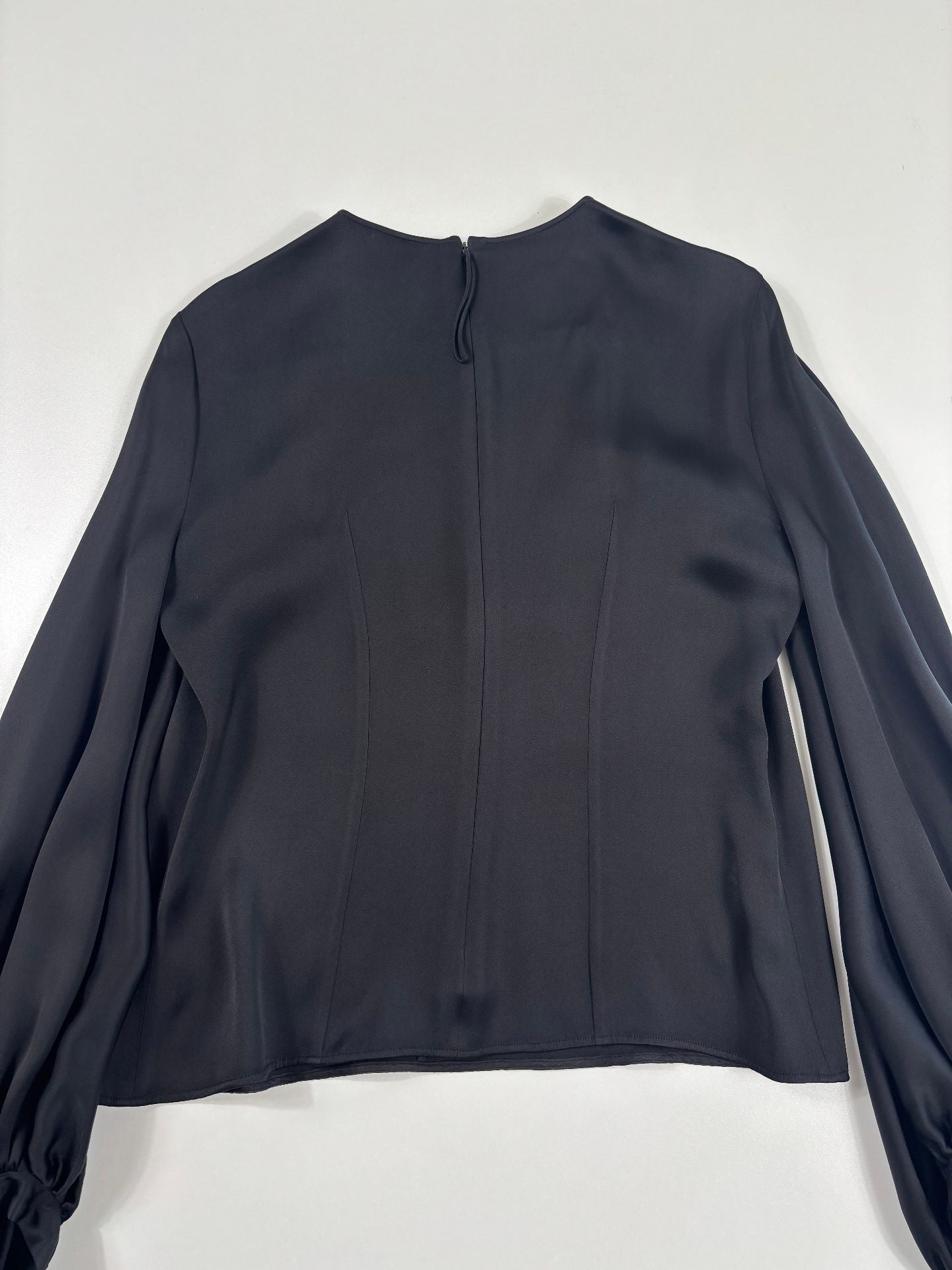 Blouse Giorgio Armani soie satinée noire plastron trapèze structuré – T.46-6