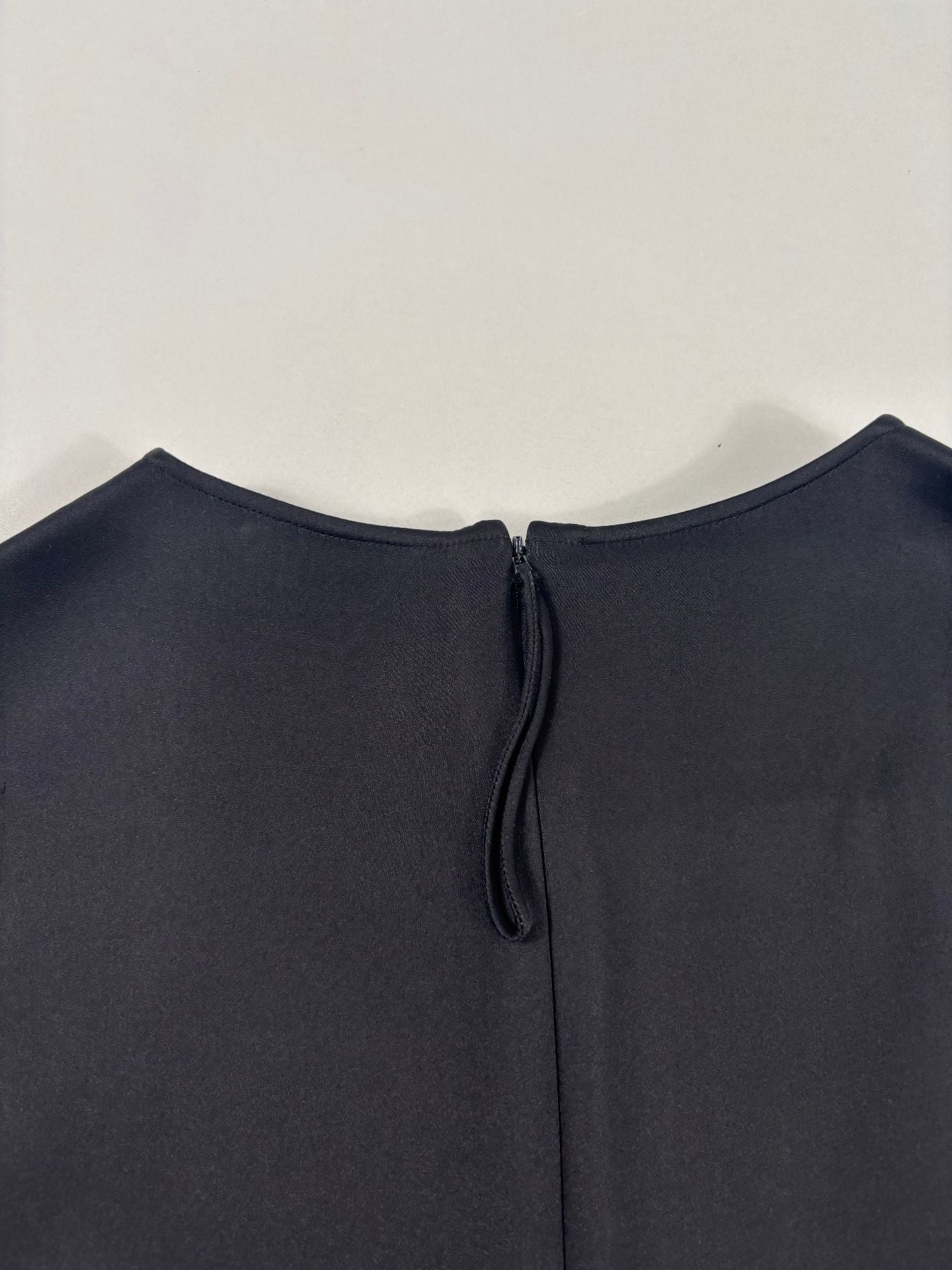 Blouse Giorgio Armani soie satinée noire plastron trapèze structuré – T.46-7