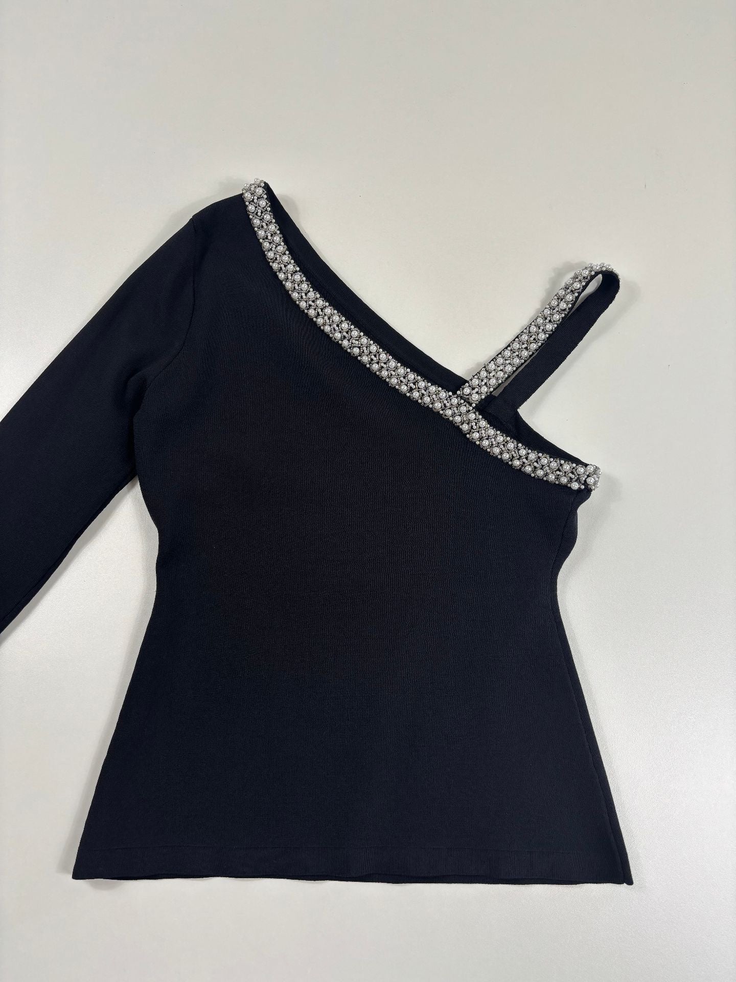 Top Karl Lagerfeld asymétrique une épaule maille noire perles strass – T.M-7