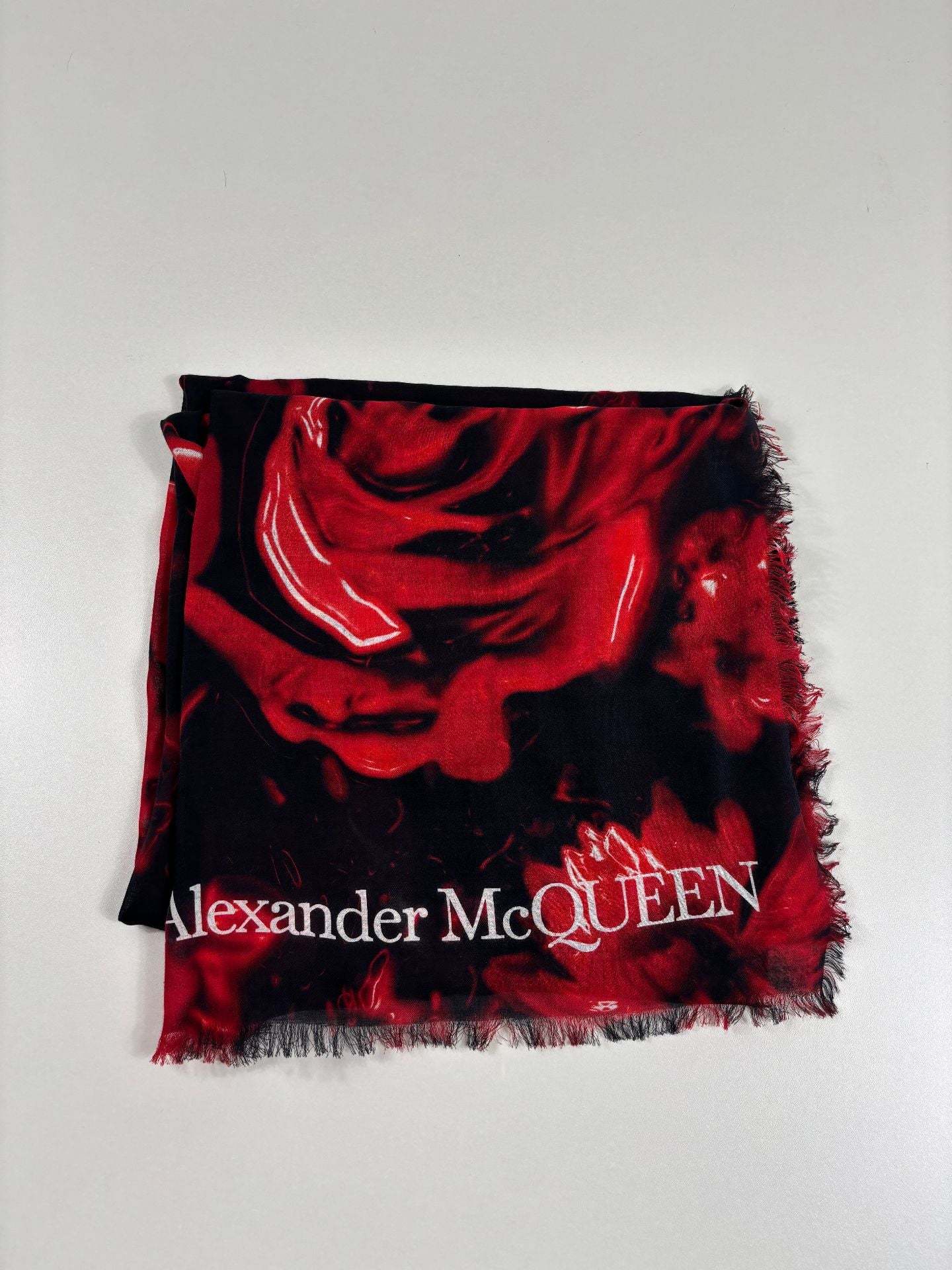 Écharpe Alexander McQueen imprimé rose rouge fond noir bords effilochés – 180×65 cm-2