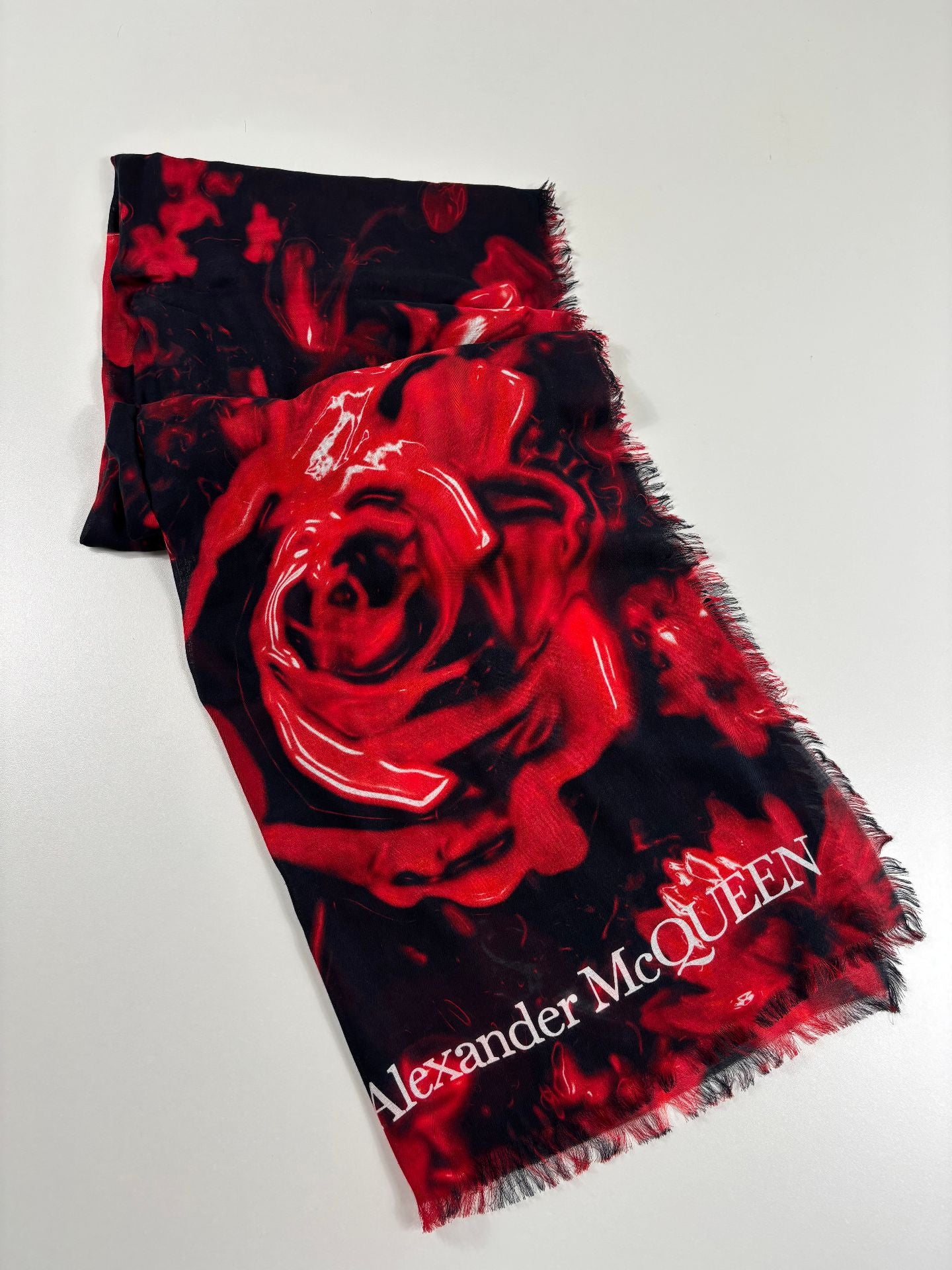 Écharpe Alexander McQueen imprimé rose rouge fond noir bords effilochés – 180×65 cm-3