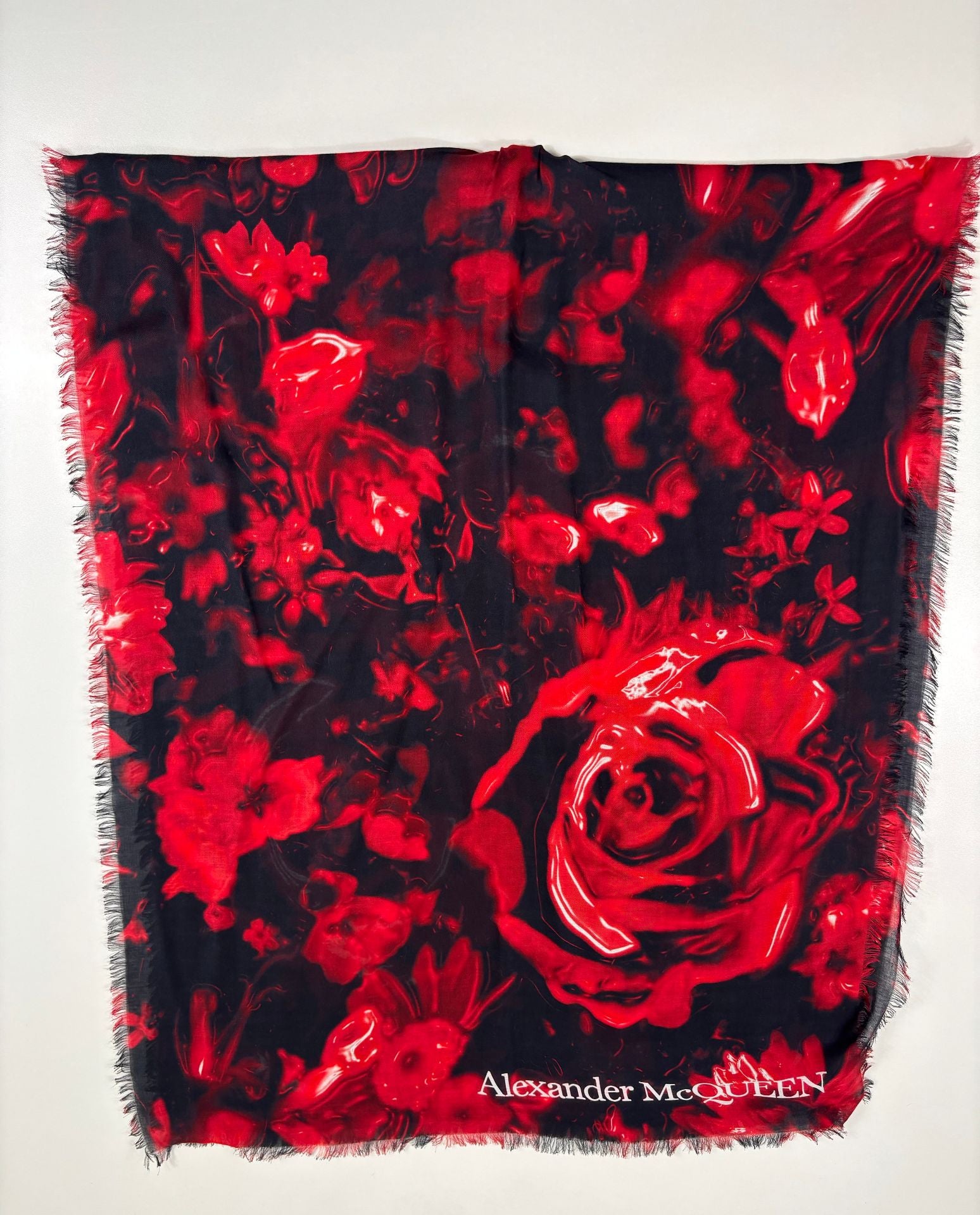 Écharpe Alexander McQueen imprimé rose rouge fond noir bords effilochés – 180×65 cm-4