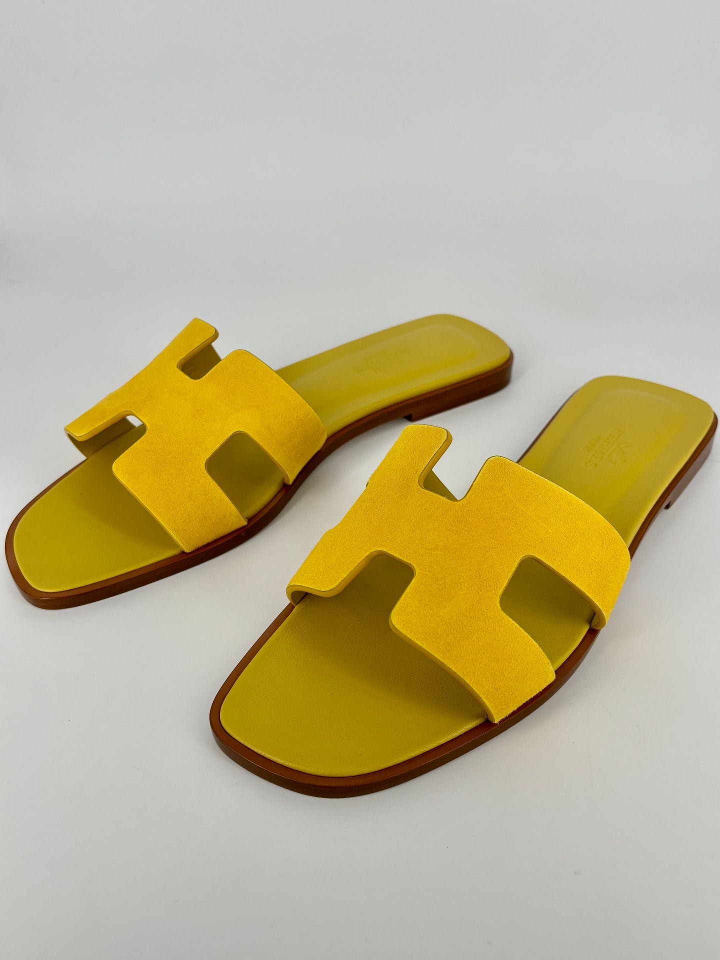 Sandales Oran en cuir velours jaune – Hermès - Taille 38-2