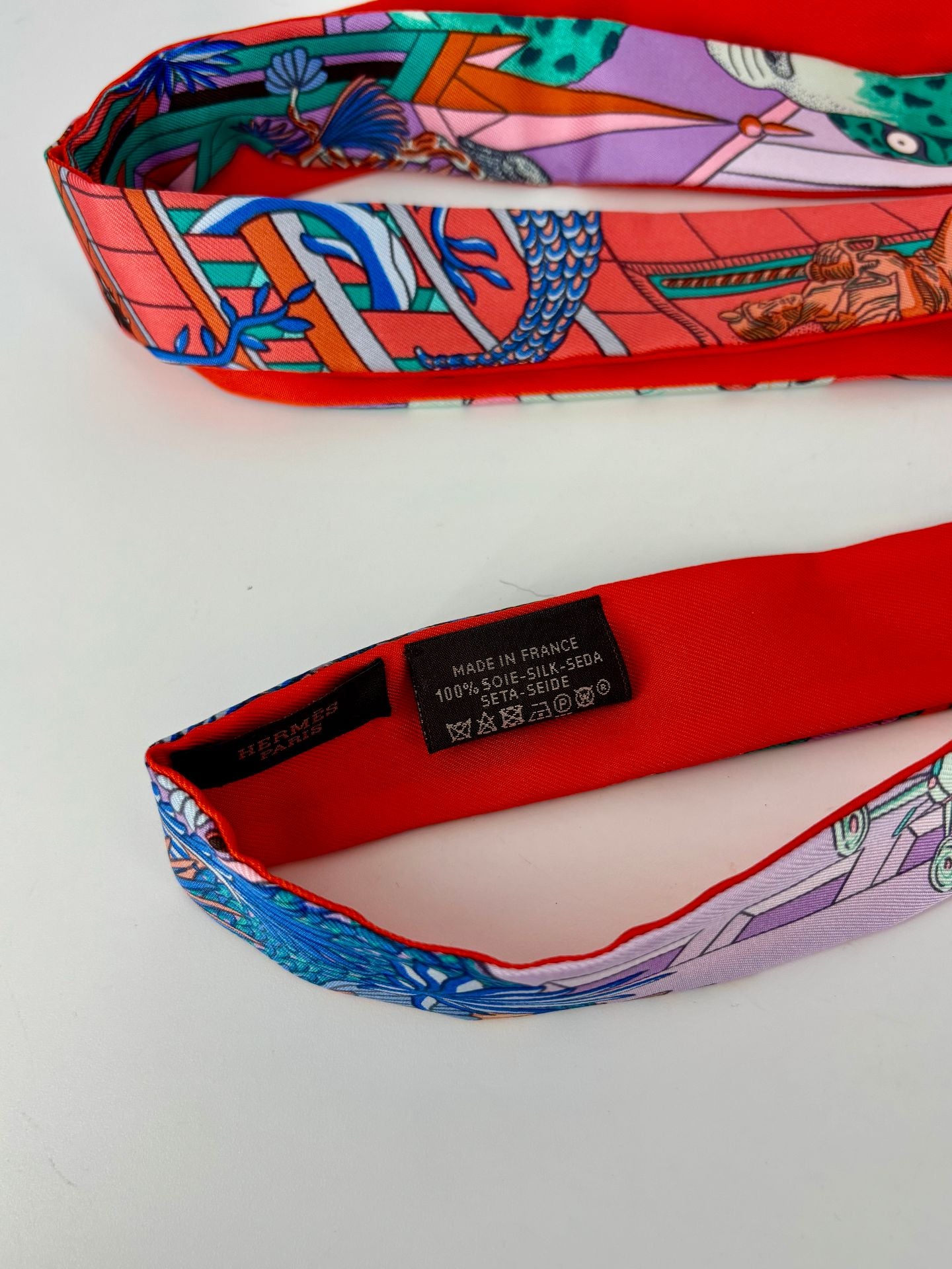 Twilly Hermès en soie – imprimé ville multicolore & orange-2