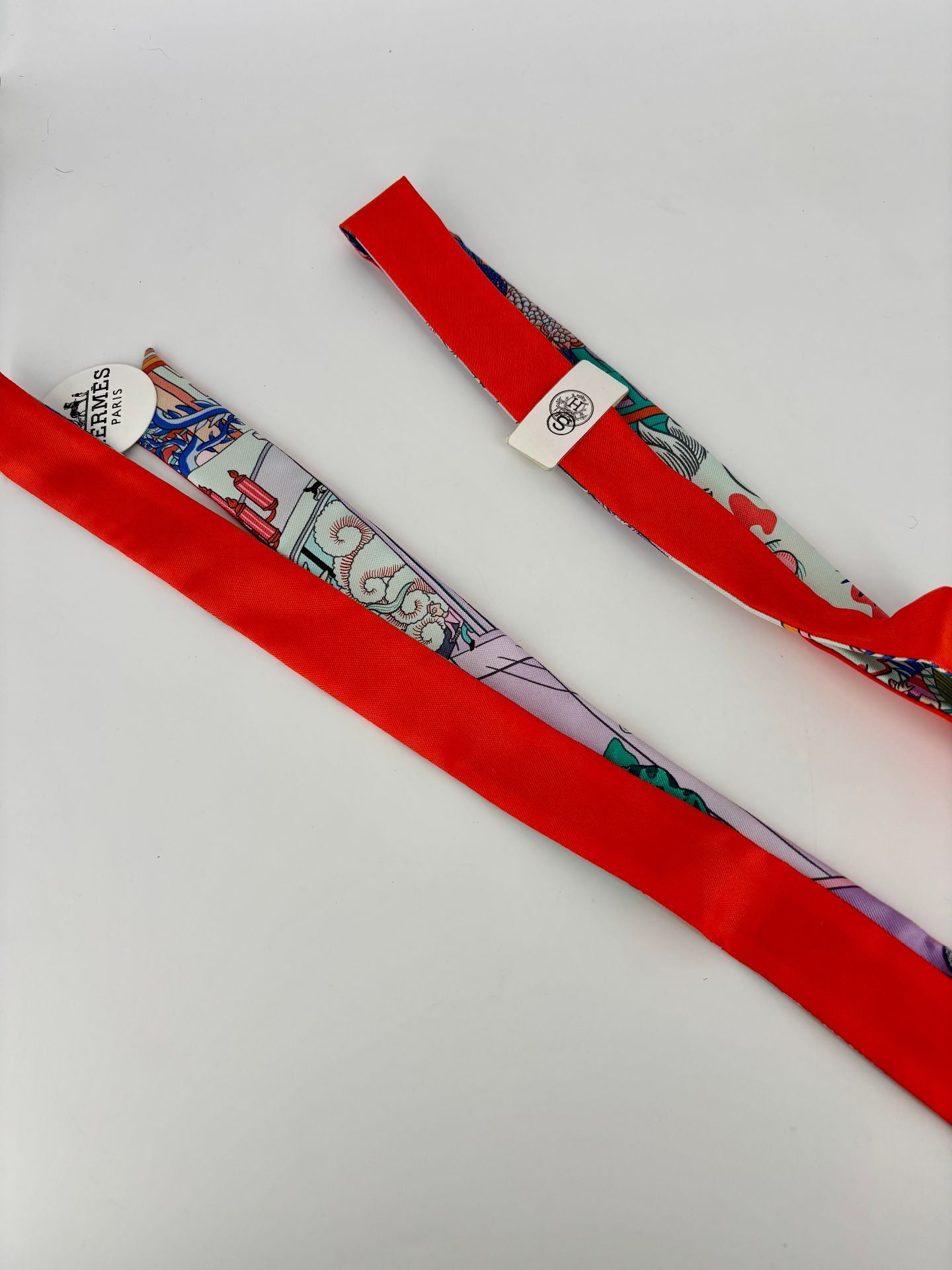 Twilly Hermès en soie – imprimé ville multicolore & orange-4