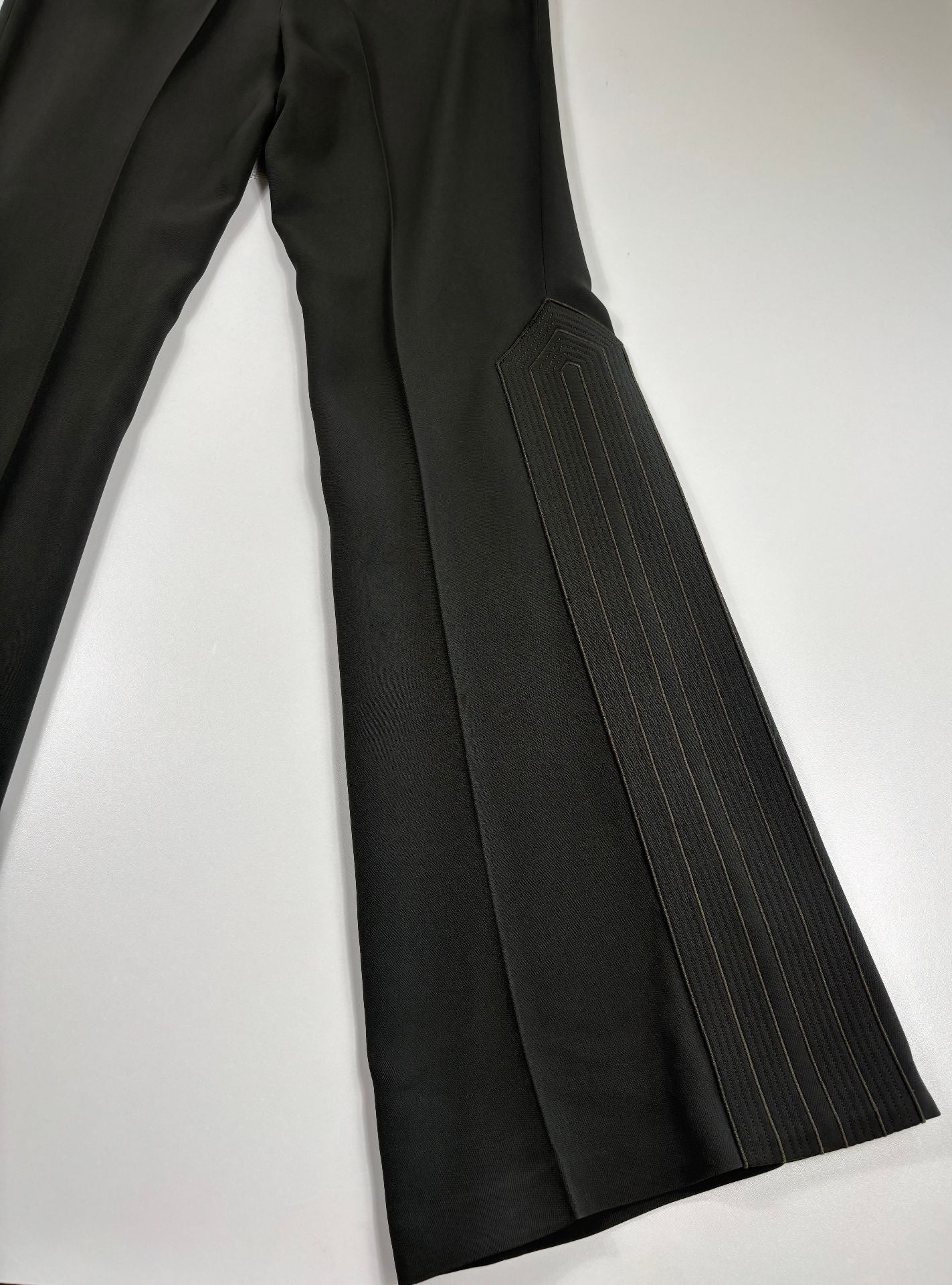 Pantalon évasé kaki avec surpiqûres géométriques – Elie Saab – Taille 38-5