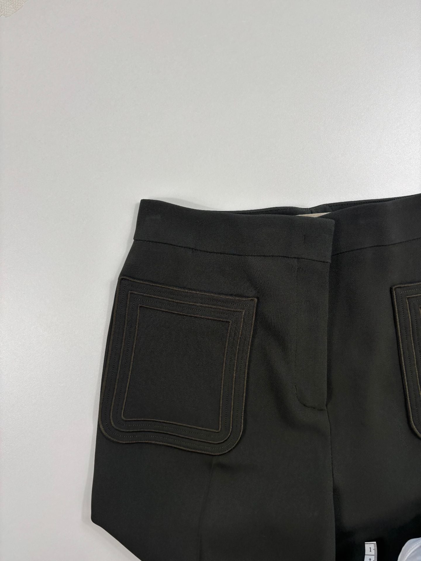 Pantalon évasé kaki avec surpiqûres géométriques – Elie Saab – Taille 38-8